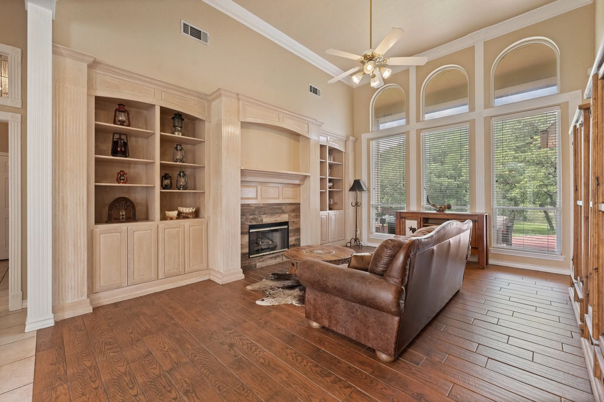 Single Family Residence For Sale in Johnson County , 1701 W Lake Shore Drive, Alvarado, Texas 76009, 3 Bedroom, 3 Bathroom, 2 Garage spaces, 4,121 Sqft, built in 1998, Preowned, mls#21254836, Real Estate Agent in Alvarado, Homes For Sale in Johnson county, Homes For Sale in Alvarado, Realtor in Alvarado Texas, Real Estate Brokerage Independent Realty Texas, Luminita Cordes Realtor