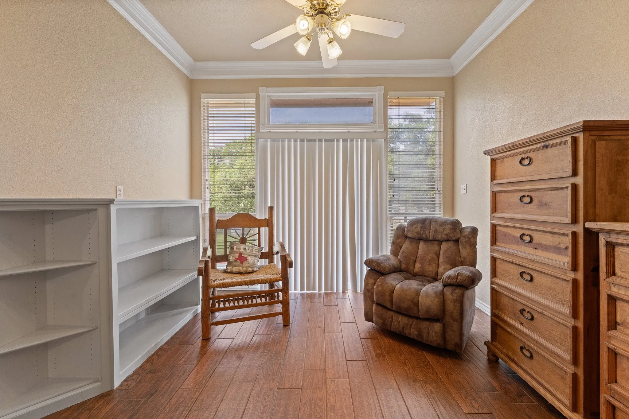Single Family Residence For Sale in Johnson County , 1701 W Lake Shore Drive, Alvarado, Texas 76009, 3 Bedroom, 3 Bathroom, 2 Garage spaces, 4,121 Sqft, built in 1998, Preowned, mls#21254836, Real Estate Agent in Alvarado, Homes For Sale in Johnson county, Homes For Sale in Alvarado, Realtor in Alvarado Texas, Real Estate Brokerage Independent Realty Texas, Luminita Cordes Realtor