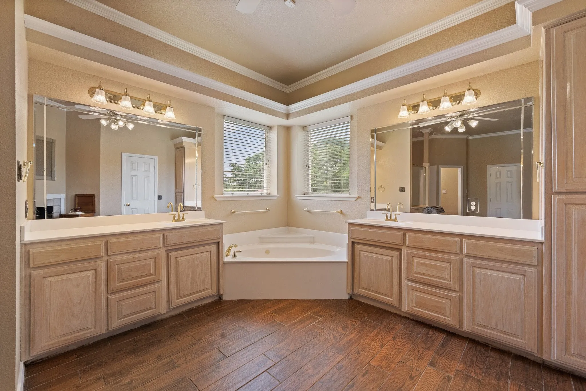 Single Family Residence For Sale in Johnson County , 1701 W Lake Shore Drive, Alvarado, Texas 76009, 3 Bedroom, 3 Bathroom, 2 Garage spaces, 4,121 Sqft, built in 1998, Preowned, mls#21254836, Real Estate Agent in Alvarado, Homes For Sale in Johnson county, Homes For Sale in Alvarado, Realtor in Alvarado Texas, Real Estate Brokerage Independent Realty Texas, Luminita Cordes Realtor
