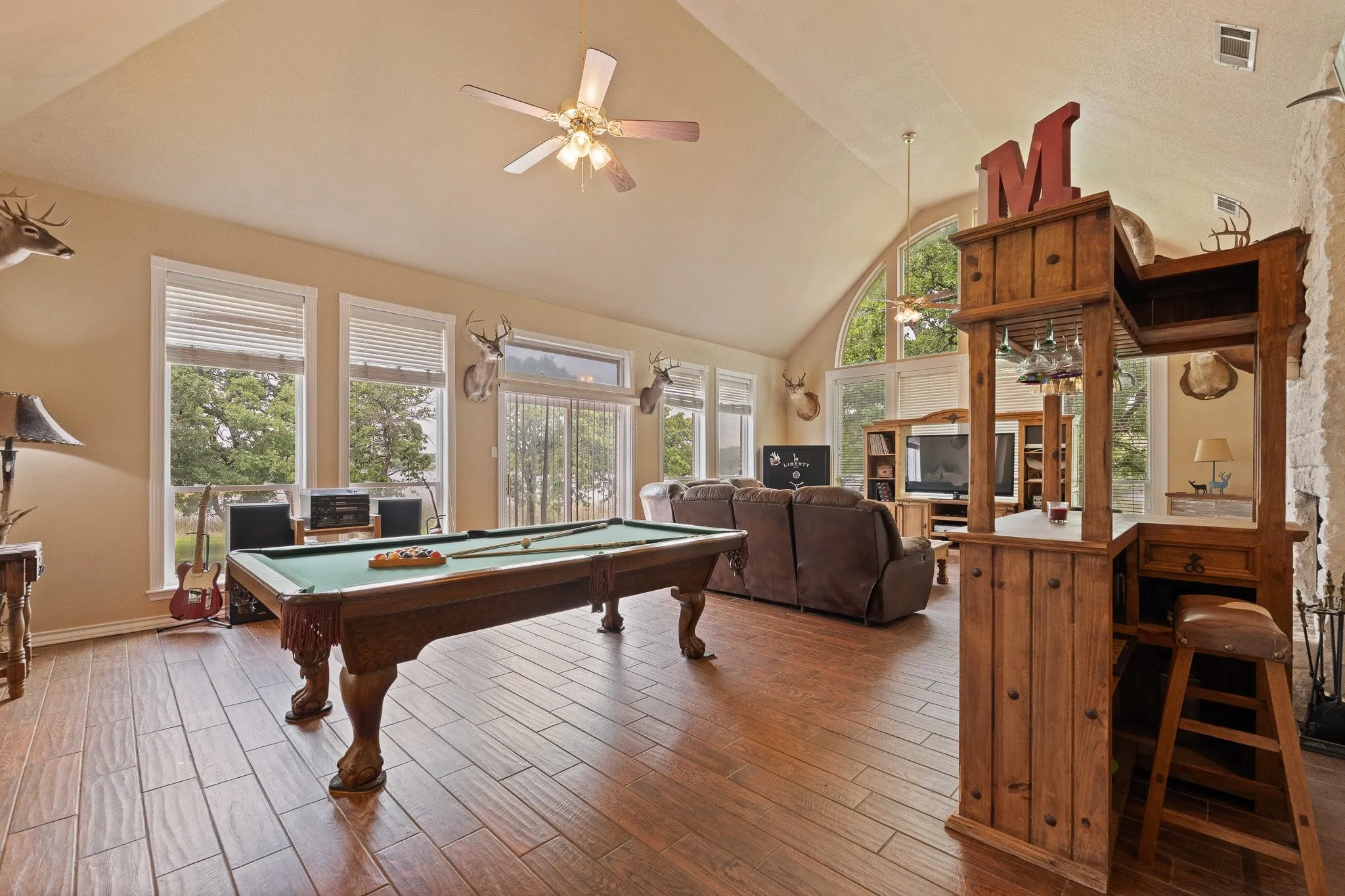 Single Family Residence For Sale in Johnson County , 1701 W Lake Shore Drive, Alvarado, Texas 76009, 3 Bedroom, 3 Bathroom, 2 Garage spaces, 4,121 Sqft, built in 1998, Preowned, mls#21254836, Real Estate Agent in Alvarado, Homes For Sale in Johnson county, Homes For Sale in Alvarado, Realtor in Alvarado Texas, Real Estate Brokerage Independent Realty Texas, Luminita Cordes Realtor