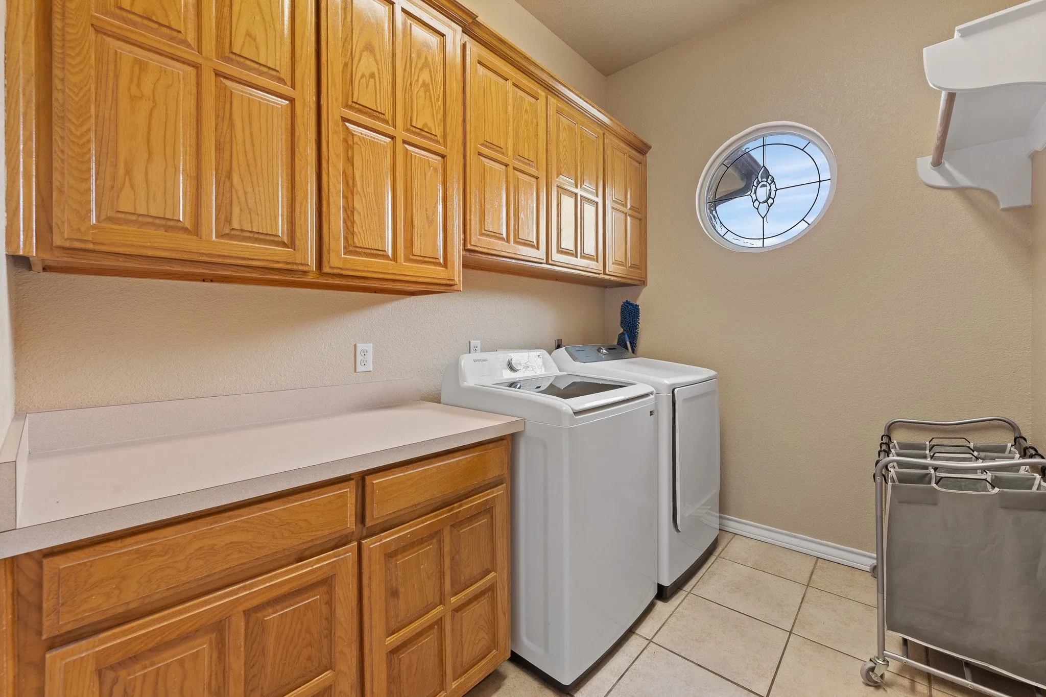 Single Family Residence For Sale in Johnson County , 1701 W Lake Shore Drive, Alvarado, Texas 76009, 3 Bedroom, 3 Bathroom, 2 Garage spaces, 4,121 Sqft, built in 1998, Preowned, mls#21254836, Real Estate Agent in Alvarado, Homes For Sale in Johnson county, Homes For Sale in Alvarado, Realtor in Alvarado Texas, Real Estate Brokerage Independent Realty Texas, Luminita Cordes Realtor