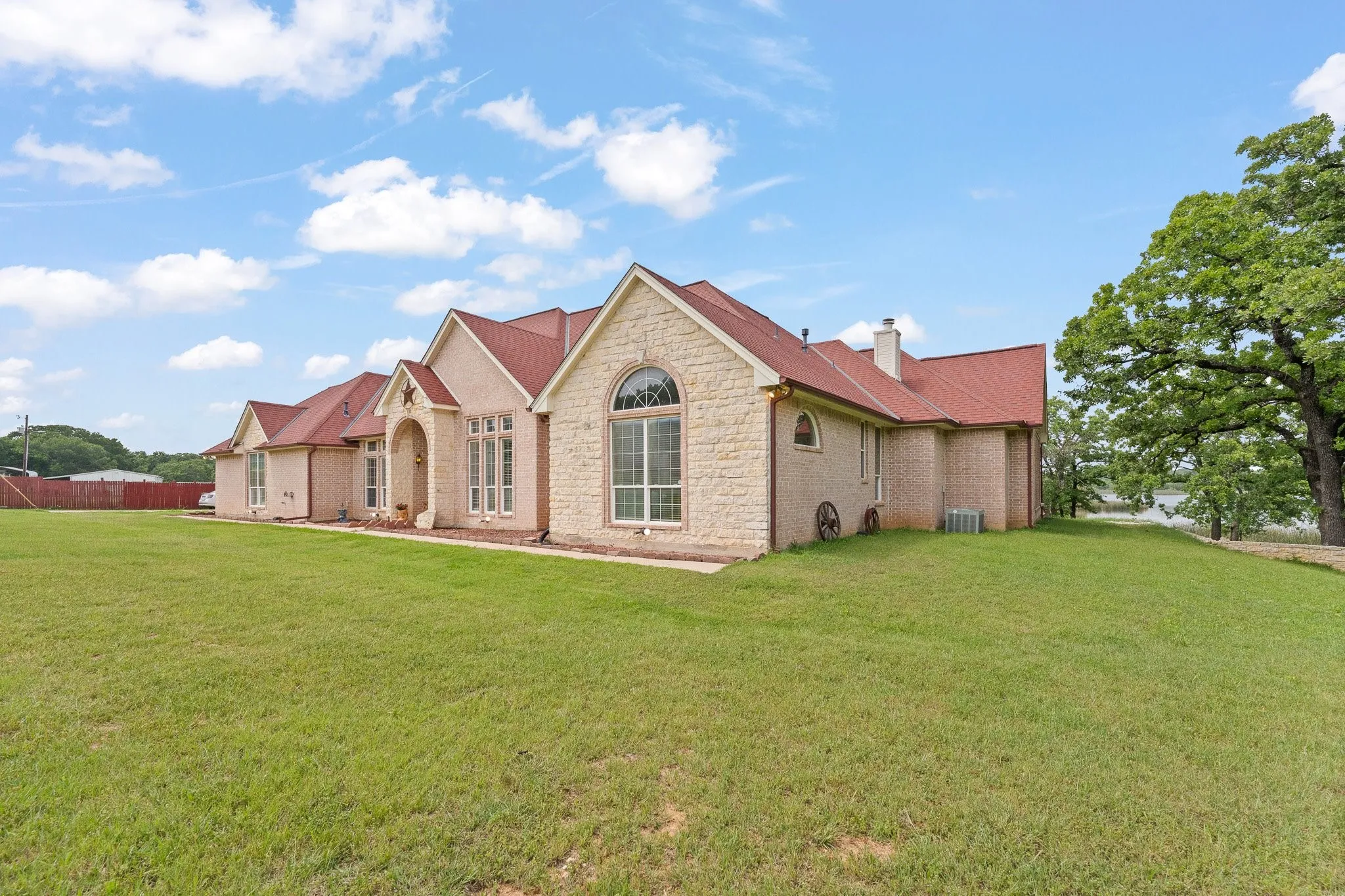 Single Family Residence For Sale in Johnson County , 1701 W Lake Shore Drive, Alvarado, Texas 76009, 3 Bedroom, 3 Bathroom, 2 Garage spaces, 4,121 Sqft, built in 1998, Preowned, mls#21254836, Real Estate Agent in Alvarado, Homes For Sale in Johnson county, Homes For Sale in Alvarado, Realtor in Alvarado Texas, Real Estate Brokerage Independent Realty Texas, Luminita Cordes Realtor