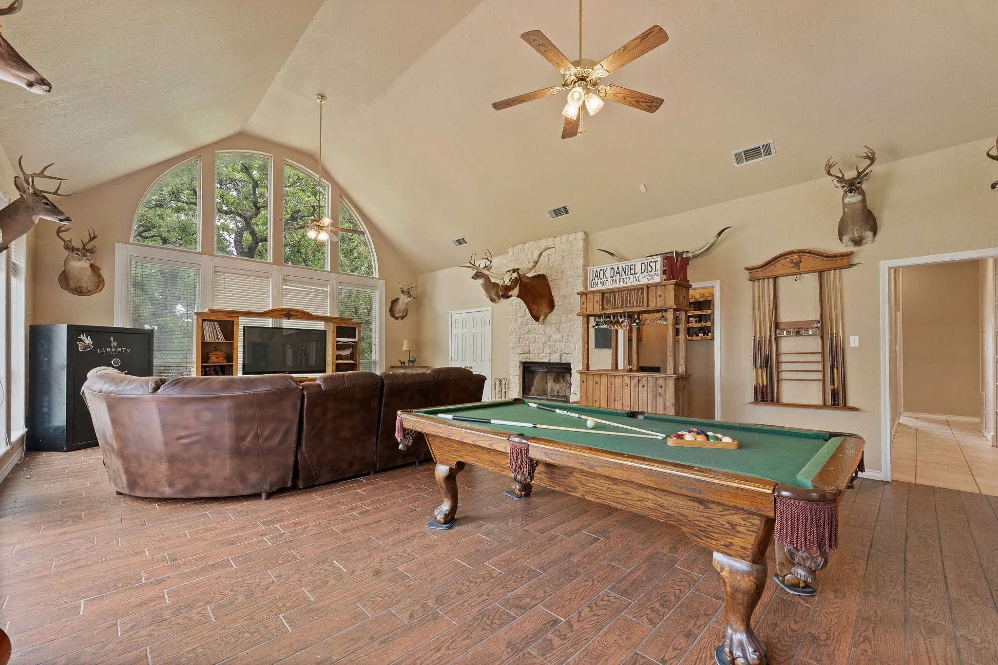Single Family Residence For Sale in Johnson County , 1701 W Lake Shore Drive, Alvarado, Texas 76009, 3 Bedroom, 3 Bathroom, 2 Garage spaces, 4,121 Sqft, built in 1998, Preowned, mls#21254836, Real Estate Agent in Alvarado, Homes For Sale in Johnson county, Homes For Sale in Alvarado, Realtor in Alvarado Texas, Real Estate Brokerage Independent Realty Texas, Luminita Cordes Realtor