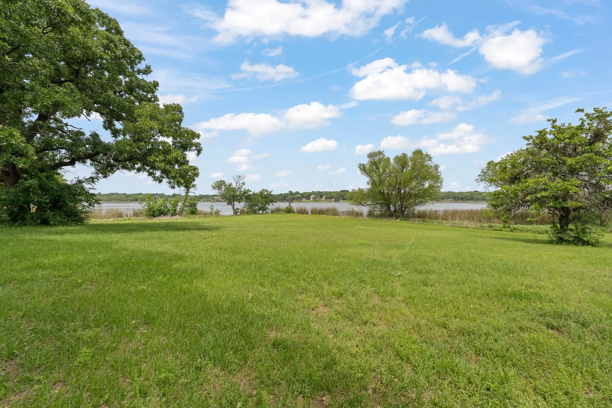 Single Family Residence For Sale in Johnson County , 1701 W Lake Shore Drive, Alvarado, Texas 76009, 3 Bedroom, 3 Bathroom, 2 Garage spaces, 4,121 Sqft, built in 1998, Preowned, mls#21254836, Real Estate Agent in Alvarado, Homes For Sale in Johnson county, Homes For Sale in Alvarado, Realtor in Alvarado Texas, Real Estate Brokerage Independent Realty Texas, Luminita Cordes Realtor