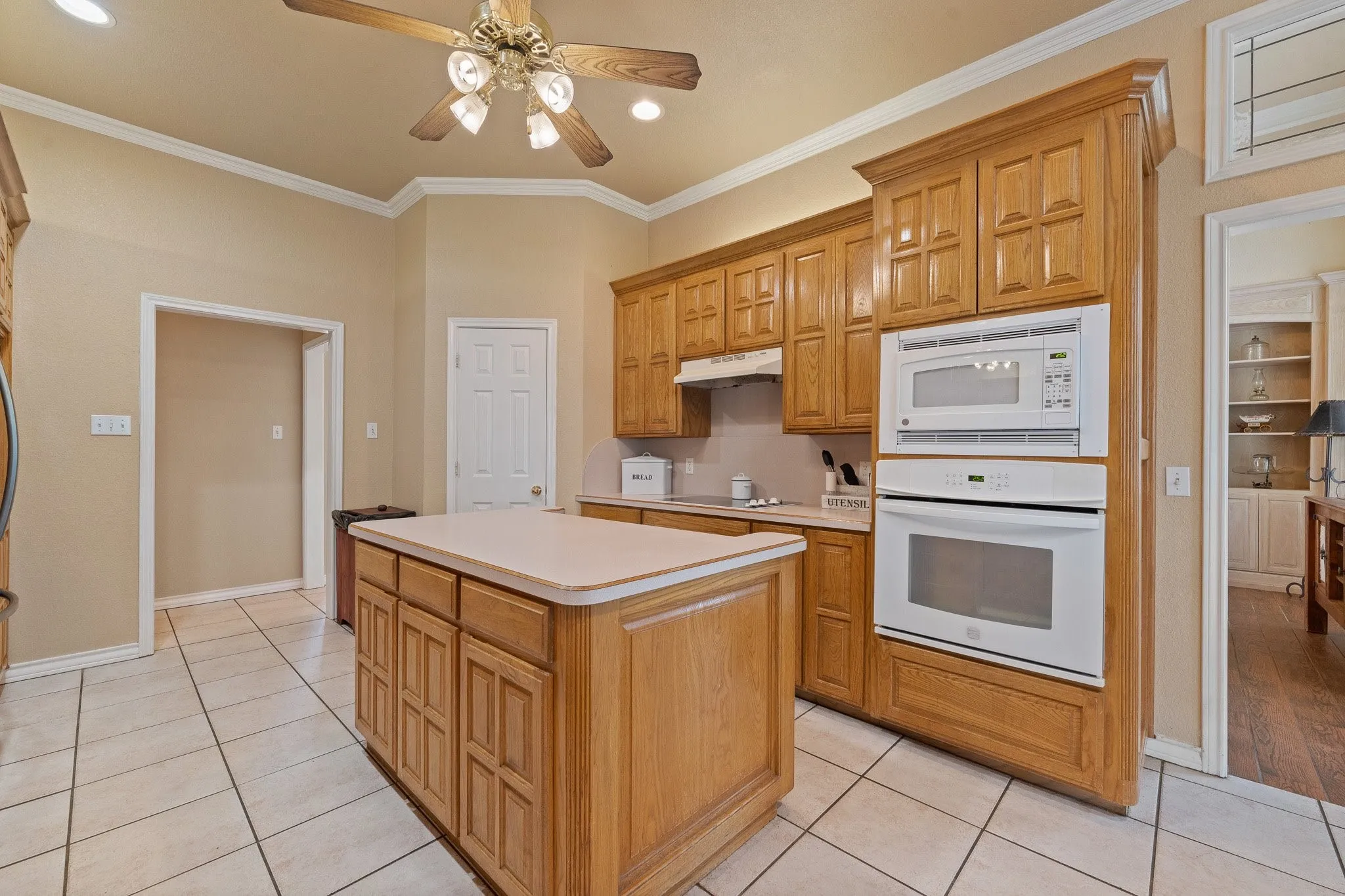 Single Family Residence For Sale in Johnson County , 1701 W Lake Shore Drive, Alvarado, Texas 76009, 3 Bedroom, 3 Bathroom, 2 Garage spaces, 4,121 Sqft, built in 1998, Preowned, mls#21254836, Real Estate Agent in Alvarado, Homes For Sale in Johnson county, Homes For Sale in Alvarado, Realtor in Alvarado Texas, Real Estate Brokerage Independent Realty Texas, Luminita Cordes Realtor