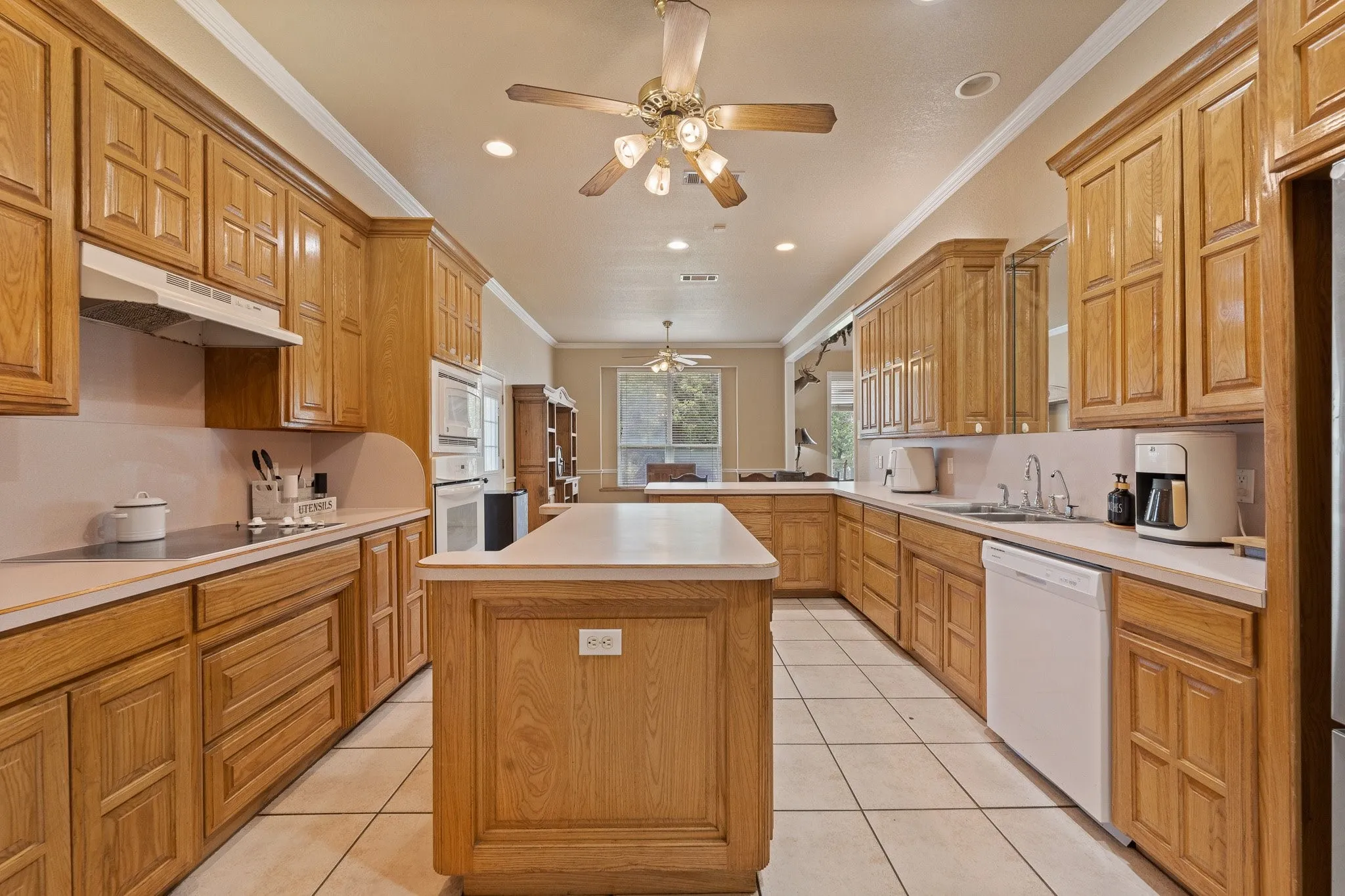Single Family Residence For Sale in Johnson County , 1701 W Lake Shore Drive, Alvarado, Texas 76009, 3 Bedroom, 3 Bathroom, 2 Garage spaces, 4,121 Sqft, built in 1998, Preowned, mls#21254836, Real Estate Agent in Alvarado, Homes For Sale in Johnson county, Homes For Sale in Alvarado, Realtor in Alvarado Texas, Real Estate Brokerage Independent Realty Texas, Luminita Cordes Realtor