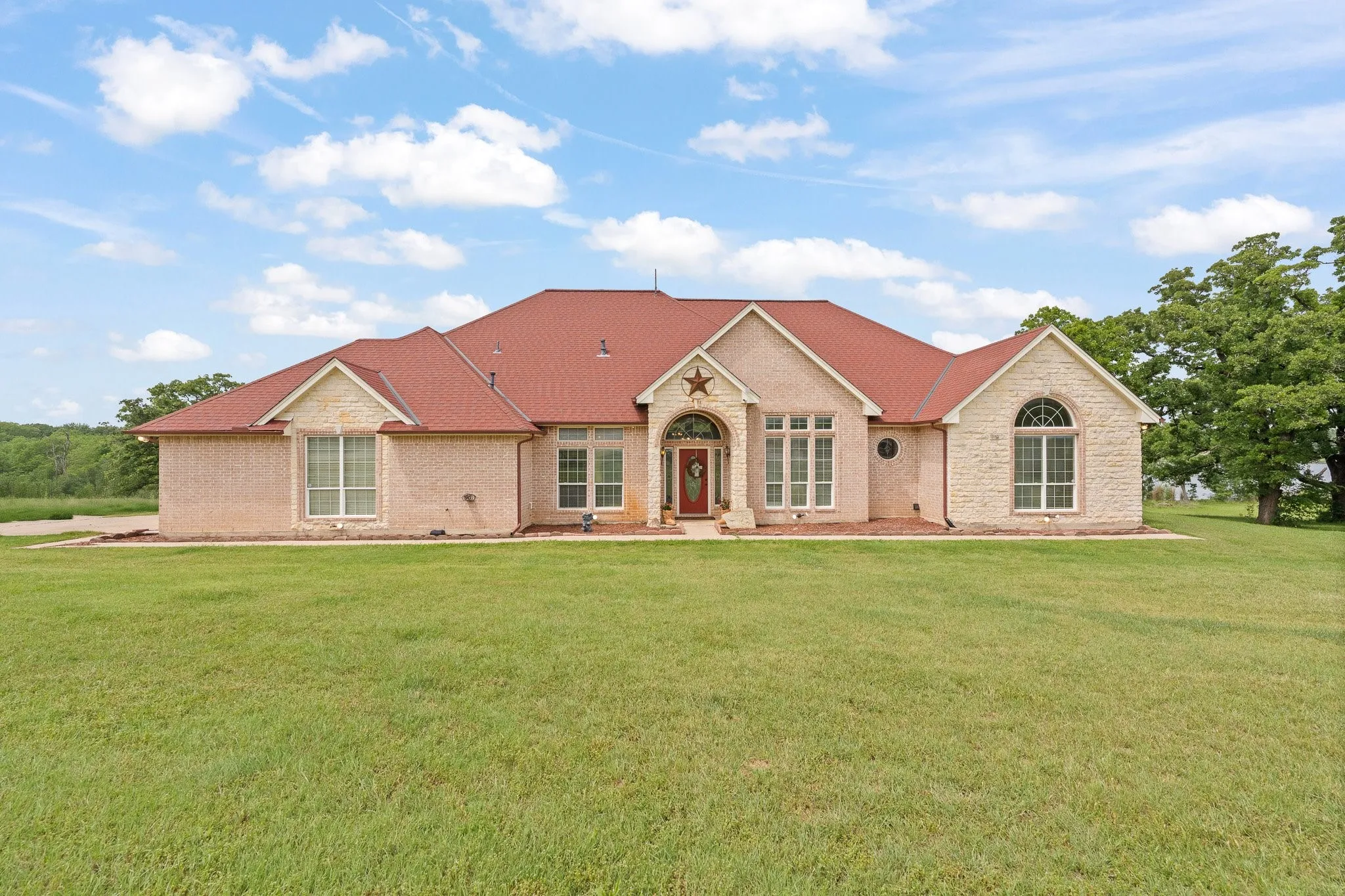 Single Family Residence For Sale in Johnson County , 1701 W Lake Shore Drive, Alvarado, Texas 76009, 3 Bedroom, 3 Bathroom, 2 Garage spaces, 4,121 Sqft, built in 1998, Preowned, mls#21254836, Real Estate Agent in Alvarado, Homes For Sale in Johnson county, Homes For Sale in Alvarado, Realtor in Alvarado Texas, Real Estate Brokerage Independent Realty Texas, Luminita Cordes Realtor
