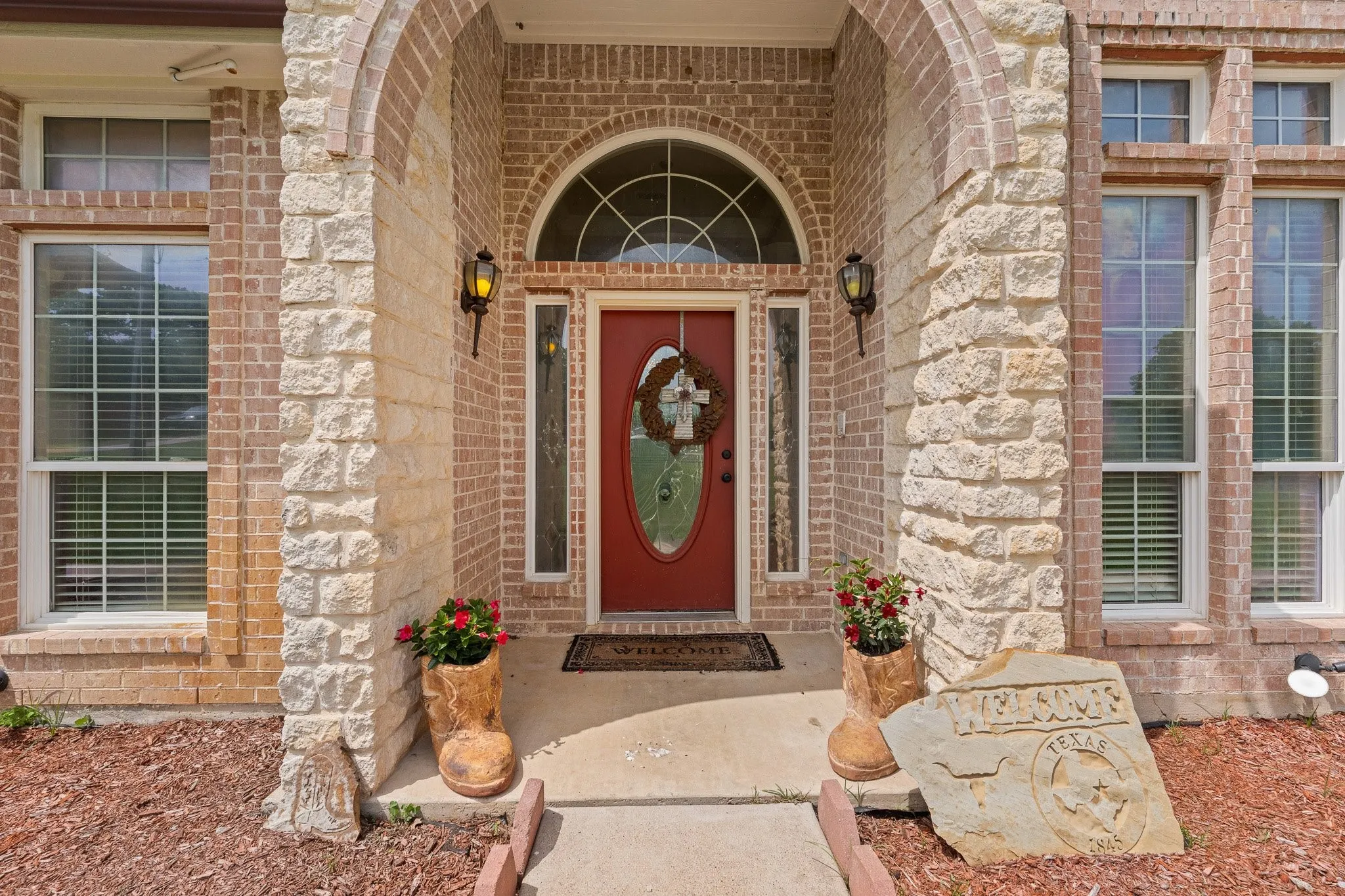 Single Family Residence For Sale in Johnson County , 1701 W Lake Shore Drive, Alvarado, Texas 76009, 3 Bedroom, 3 Bathroom, 2 Garage spaces, 4,121 Sqft, built in 1998, Preowned, mls#21254836, Real Estate Agent in Alvarado, Homes For Sale in Johnson county, Homes For Sale in Alvarado, Realtor in Alvarado Texas, Real Estate Brokerage Independent Realty Texas, Luminita Cordes Realtor