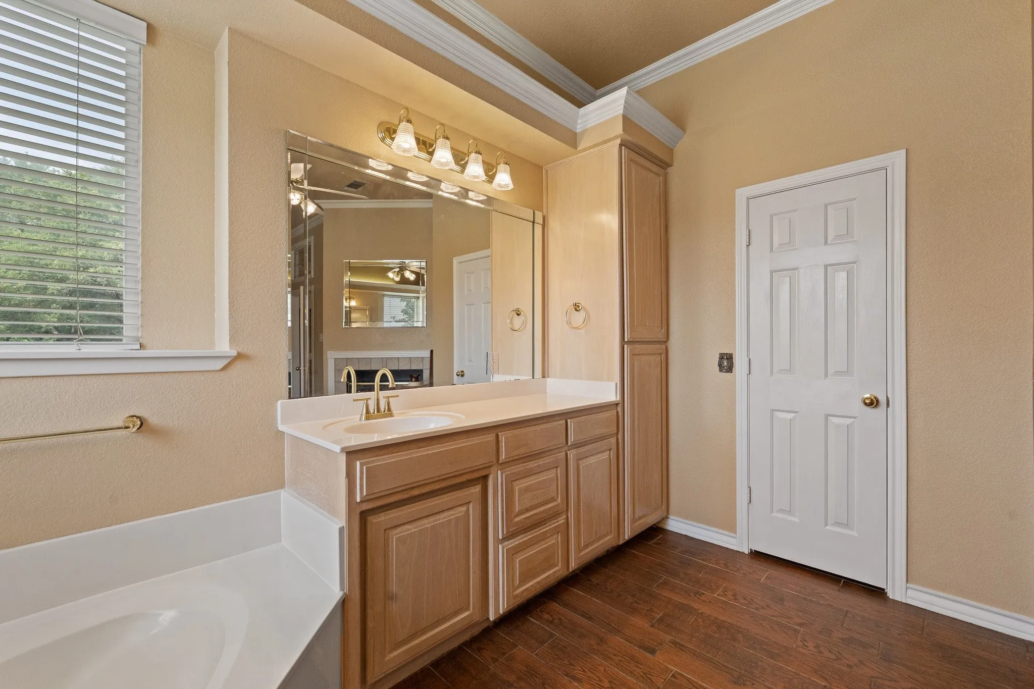 Single Family Residence For Sale in Johnson County , 1701 W Lake Shore Drive, Alvarado, Texas 76009, 3 Bedroom, 3 Bathroom, 2 Garage spaces, 4,121 Sqft, built in 1998, Preowned, mls#21254836, Real Estate Agent in Alvarado, Homes For Sale in Johnson county, Homes For Sale in Alvarado, Realtor in Alvarado Texas, Real Estate Brokerage Independent Realty Texas, Luminita Cordes Realtor