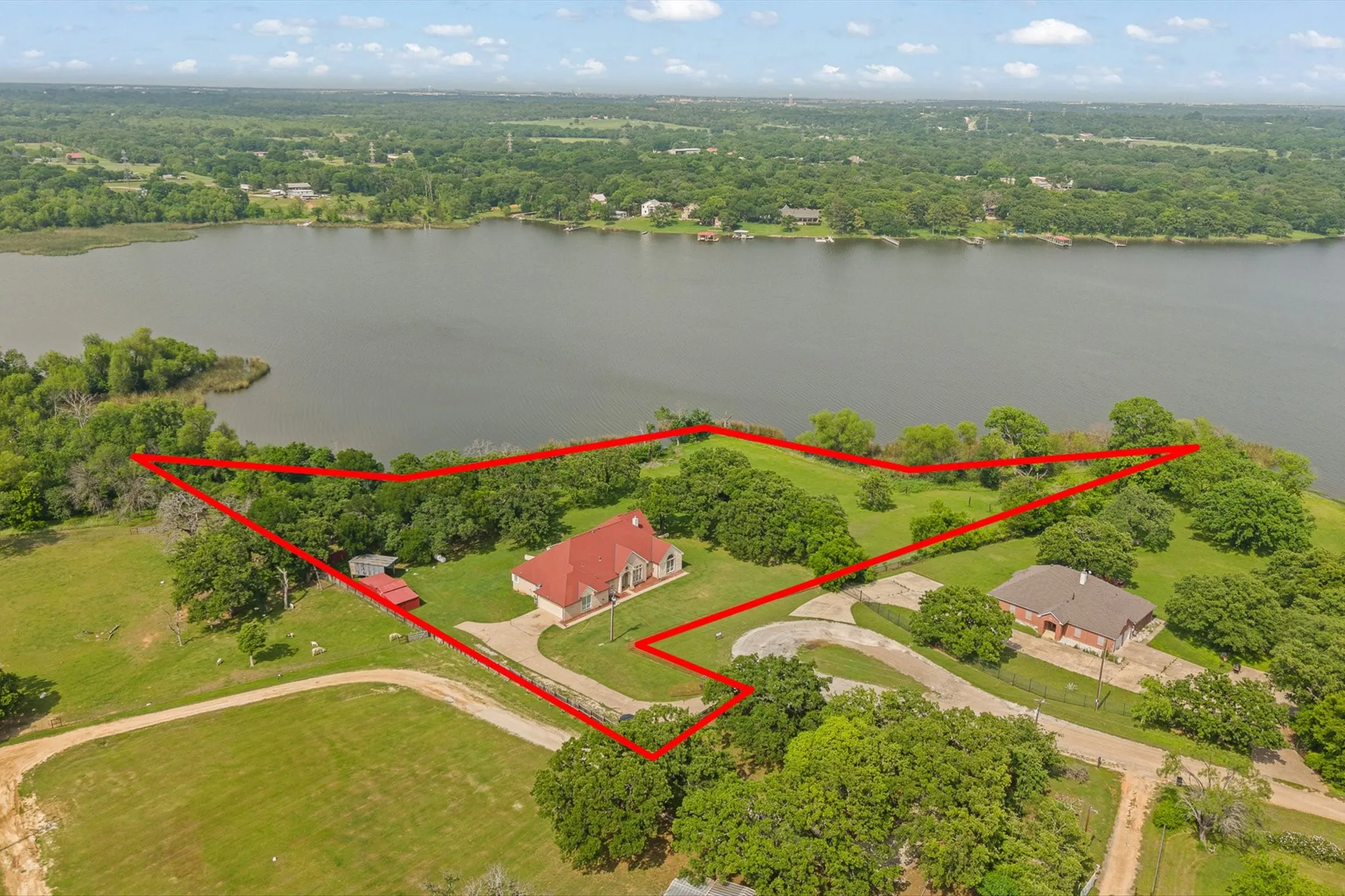 Single Family Residence For Sale in Johnson County , 1701 W Lake Shore Drive, Alvarado, Texas 76009, 3 Bedroom, 3 Bathroom, 2 Garage spaces, 4,121 Sqft, built in 1998, Preowned, mls#21254836, Real Estate Agent in Alvarado, Homes For Sale in Johnson county, Homes For Sale in Alvarado, Realtor in Alvarado Texas, Real Estate Brokerage Independent Realty Texas, Luminita Cordes Realtor