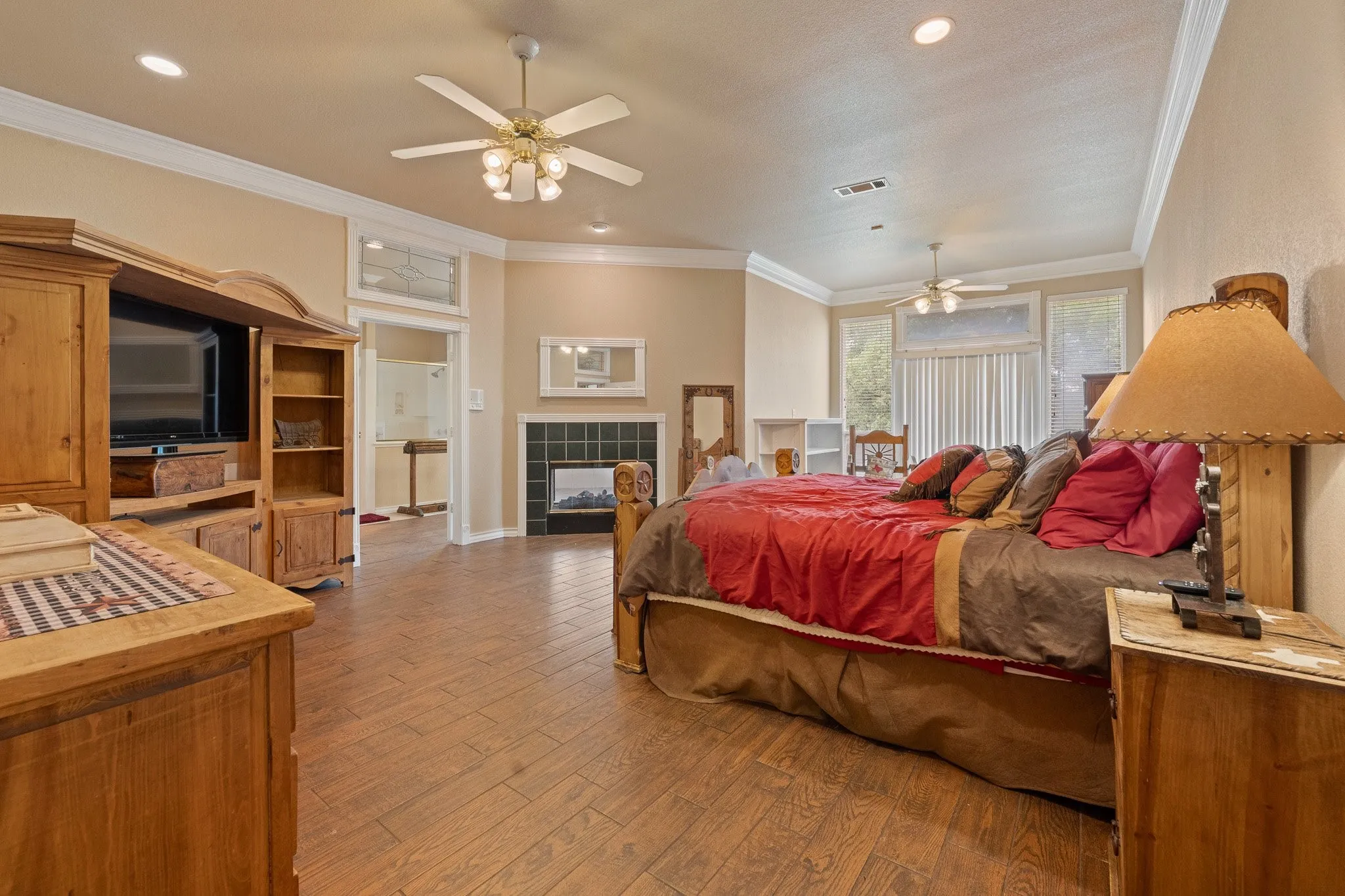 Single Family Residence For Sale in Johnson County , 1701 W Lake Shore Drive, Alvarado, Texas 76009, 3 Bedroom, 3 Bathroom, 2 Garage spaces, 4,121 Sqft, built in 1998, Preowned, mls#21254836, Real Estate Agent in Alvarado, Homes For Sale in Johnson county, Homes For Sale in Alvarado, Realtor in Alvarado Texas, Real Estate Brokerage Independent Realty Texas, Luminita Cordes Realtor