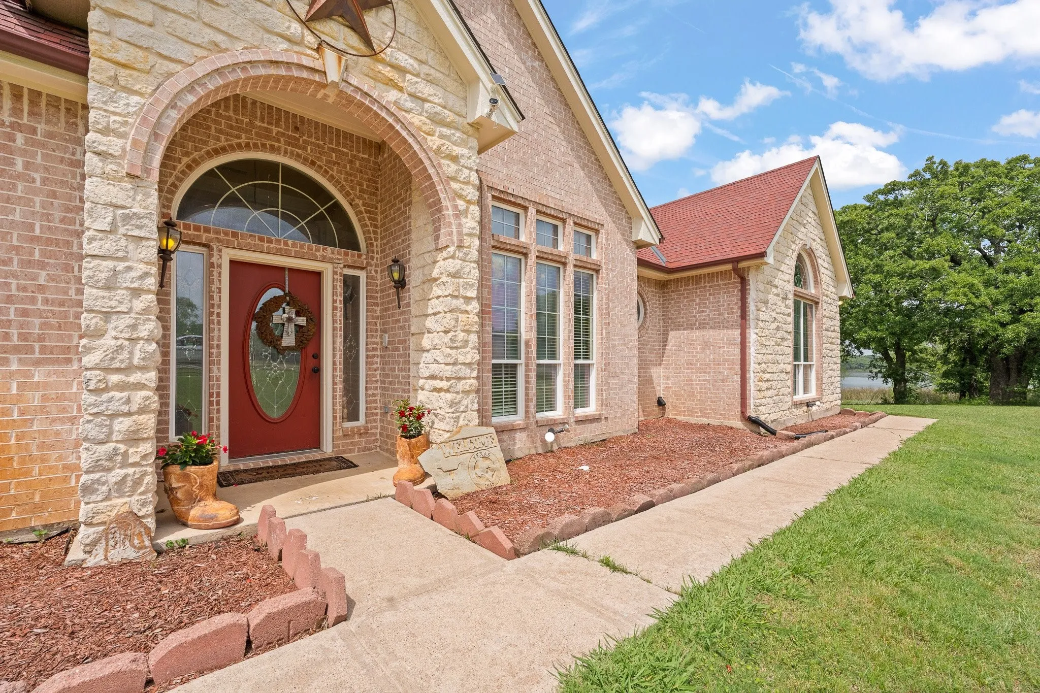 Single Family Residence For Sale in Johnson County , 1701 W Lake Shore Drive, Alvarado, Texas 76009, 3 Bedroom, 3 Bathroom, 2 Garage spaces, 4,121 Sqft, built in 1998, Preowned, mls#21254836, Real Estate Agent in Alvarado, Homes For Sale in Johnson county, Homes For Sale in Alvarado, Realtor in Alvarado Texas, Real Estate Brokerage Independent Realty Texas, Luminita Cordes Realtor