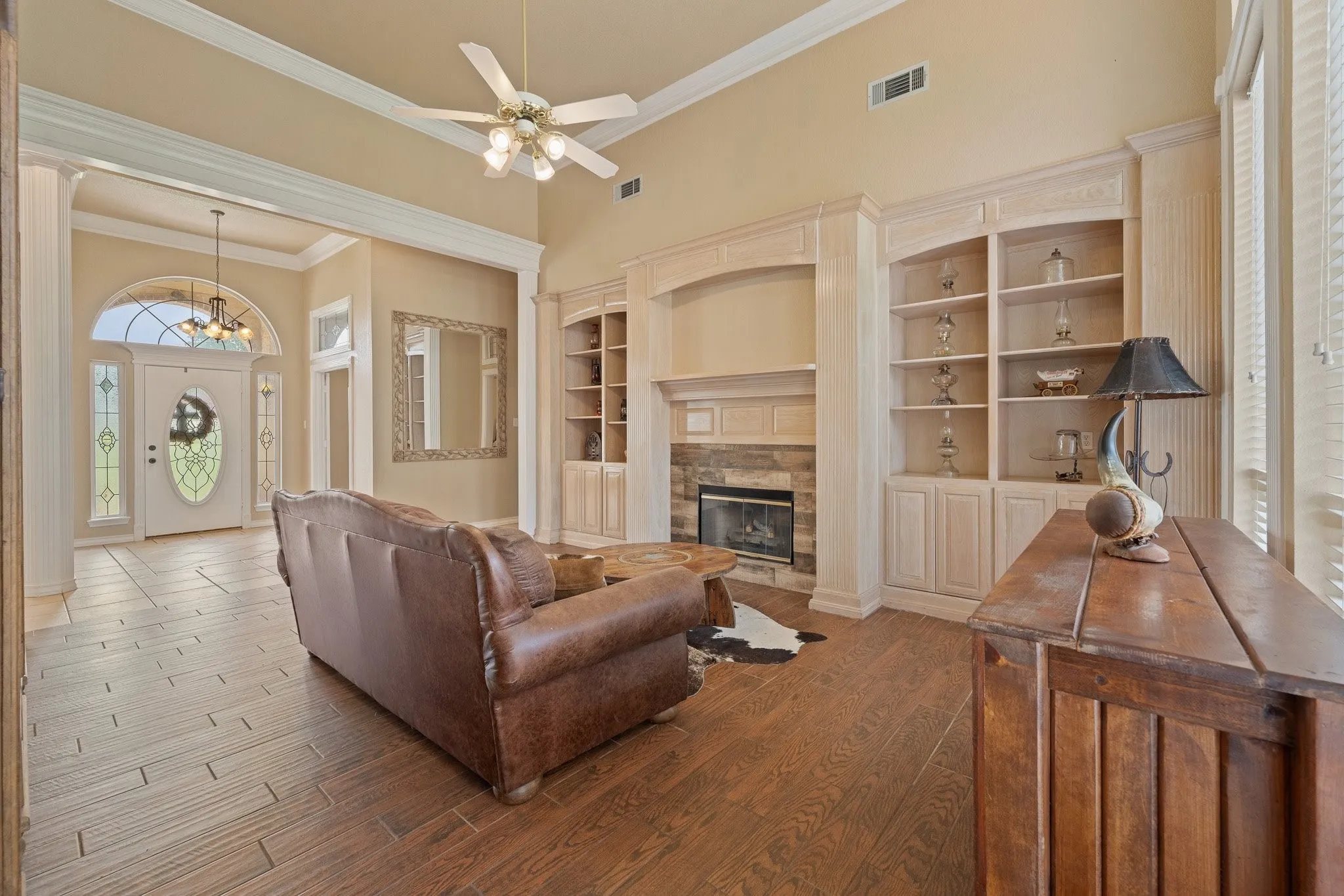 Single Family Residence For Sale in Johnson County , 1701 W Lake Shore Drive, Alvarado, Texas 76009, 3 Bedroom, 3 Bathroom, 2 Garage spaces, 4,121 Sqft, built in 1998, Preowned, mls#21254836, Real Estate Agent in Alvarado, Homes For Sale in Johnson county, Homes For Sale in Alvarado, Realtor in Alvarado Texas, Real Estate Brokerage Independent Realty Texas, Luminita Cordes Realtor