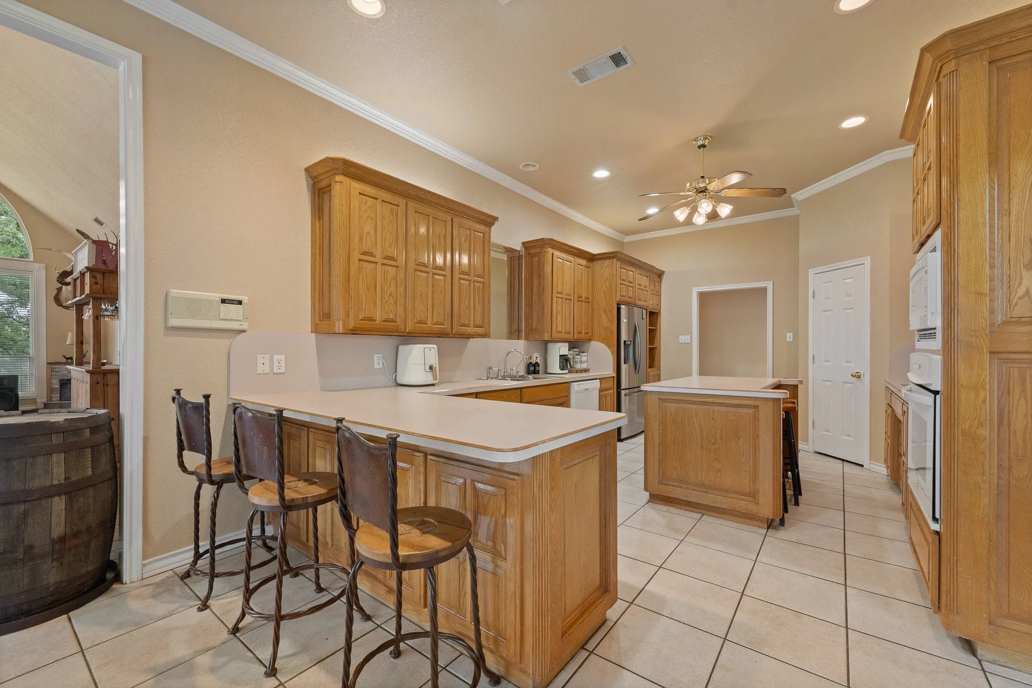 Single Family Residence For Sale in Johnson County , 1701 W Lake Shore Drive, Alvarado, Texas 76009, 3 Bedroom, 3 Bathroom, 2 Garage spaces, 4,121 Sqft, built in 1998, Preowned, mls#21254836, Real Estate Agent in Alvarado, Homes For Sale in Johnson county, Homes For Sale in Alvarado, Realtor in Alvarado Texas, Real Estate Brokerage Independent Realty Texas, Luminita Cordes Realtor