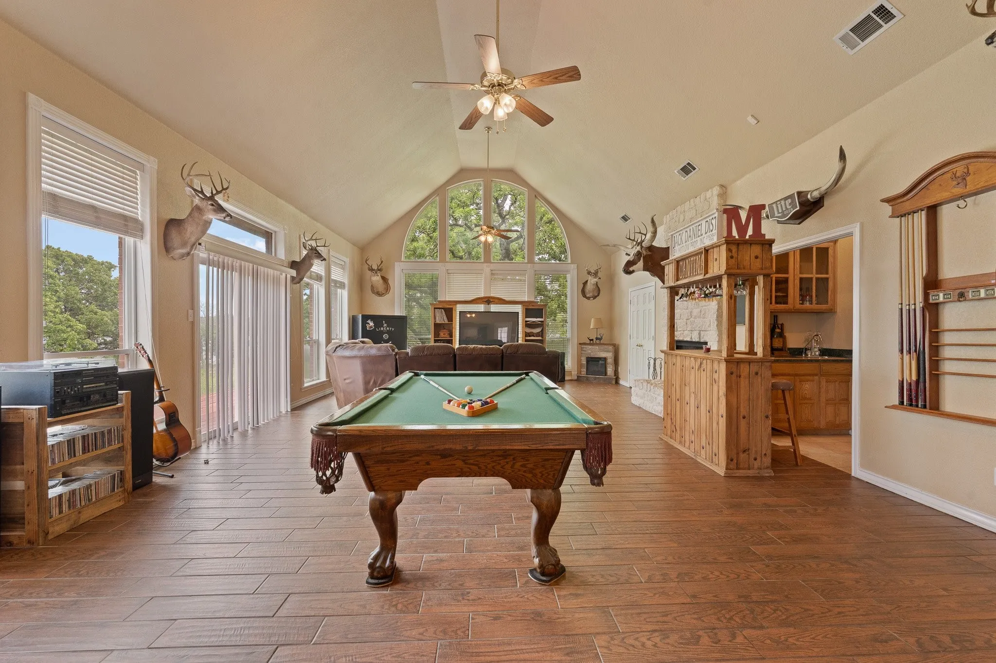 Single Family Residence For Sale in Johnson County , 1701 W Lake Shore Drive, Alvarado, Texas 76009, 3 Bedroom, 3 Bathroom, 2 Garage spaces, 4,121 Sqft, built in 1998, Preowned, mls#21254836, Real Estate Agent in Alvarado, Homes For Sale in Johnson county, Homes For Sale in Alvarado, Realtor in Alvarado Texas, Real Estate Brokerage Independent Realty Texas, Luminita Cordes Realtor