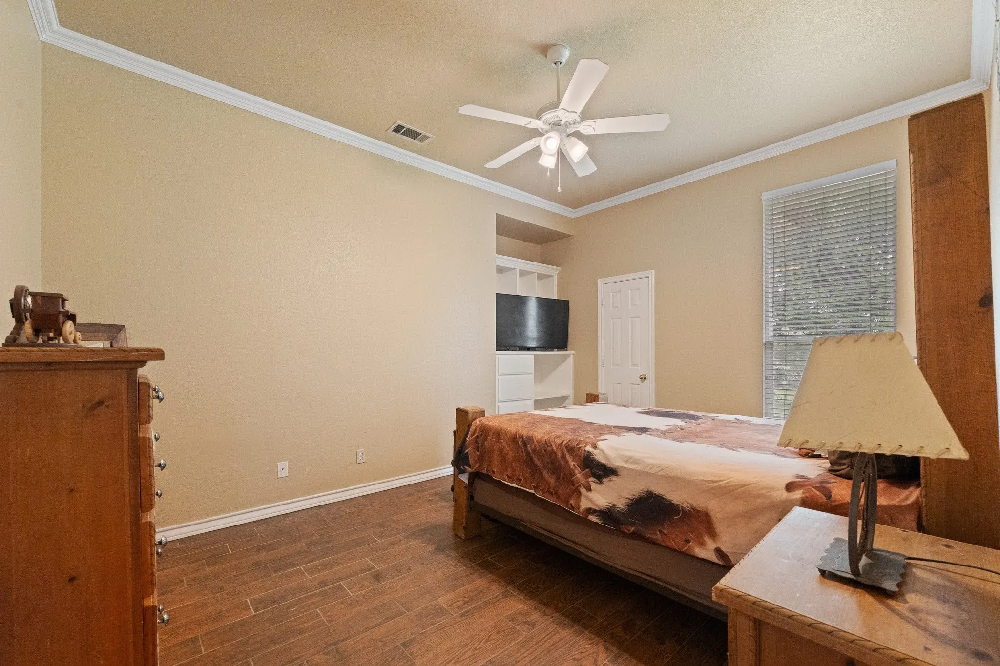 Single Family Residence For Sale in Johnson County , 1701 W Lake Shore Drive, Alvarado, Texas 76009, 3 Bedroom, 3 Bathroom, 2 Garage spaces, 4,121 Sqft, built in 1998, Preowned, mls#21254836, Real Estate Agent in Alvarado, Homes For Sale in Johnson county, Homes For Sale in Alvarado, Realtor in Alvarado Texas, Real Estate Brokerage Independent Realty Texas, Luminita Cordes Realtor