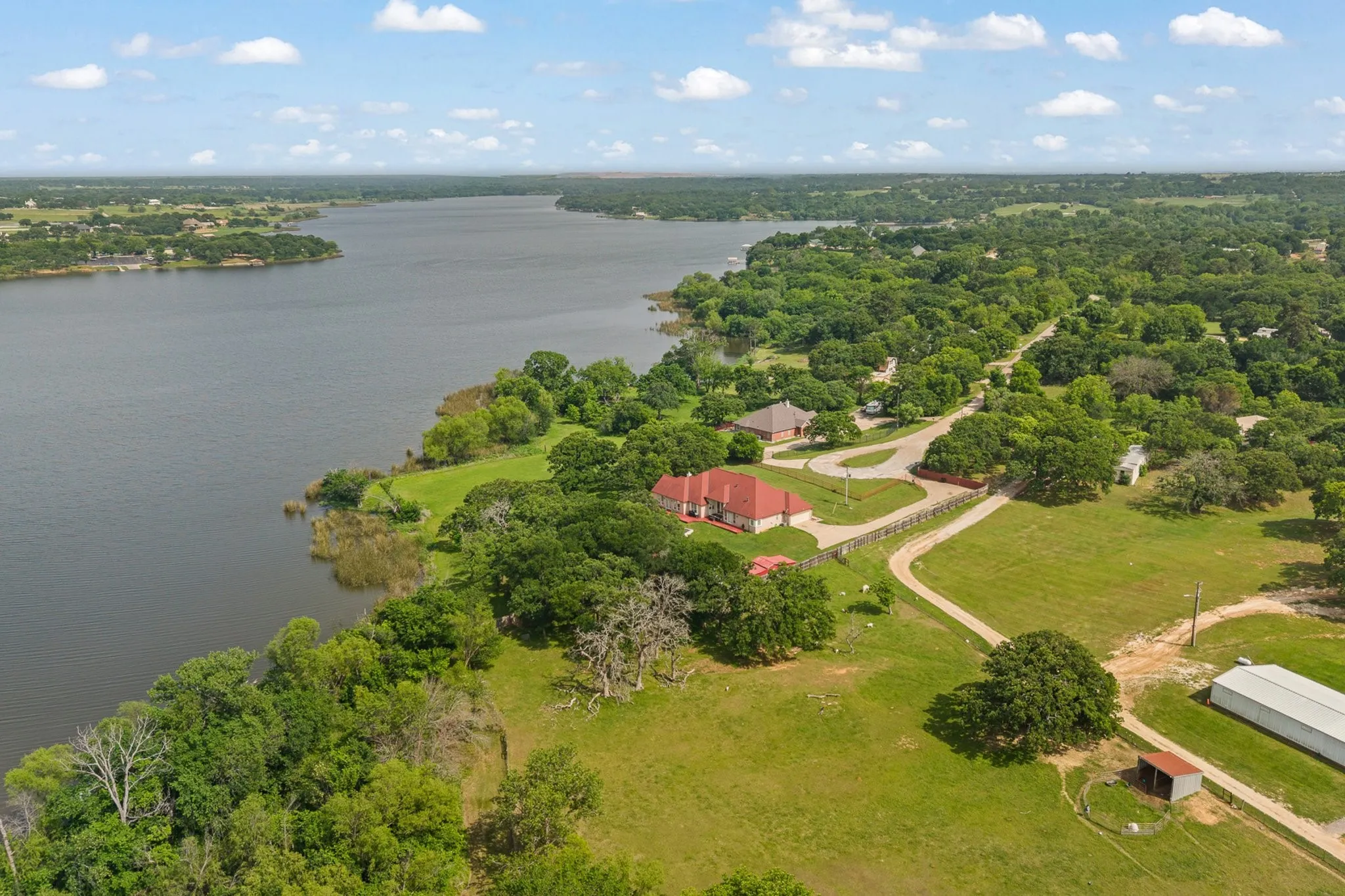 Single Family Residence For Sale in Johnson County , 1701 W Lake Shore Drive, Alvarado, Texas 76009, 3 Bedroom, 3 Bathroom, 2 Garage spaces, 4,121 Sqft, built in 1998, Preowned, mls#21254836, Real Estate Agent in Alvarado, Homes For Sale in Johnson county, Homes For Sale in Alvarado, Realtor in Alvarado Texas, Real Estate Brokerage Independent Realty Texas, Luminita Cordes Realtor
