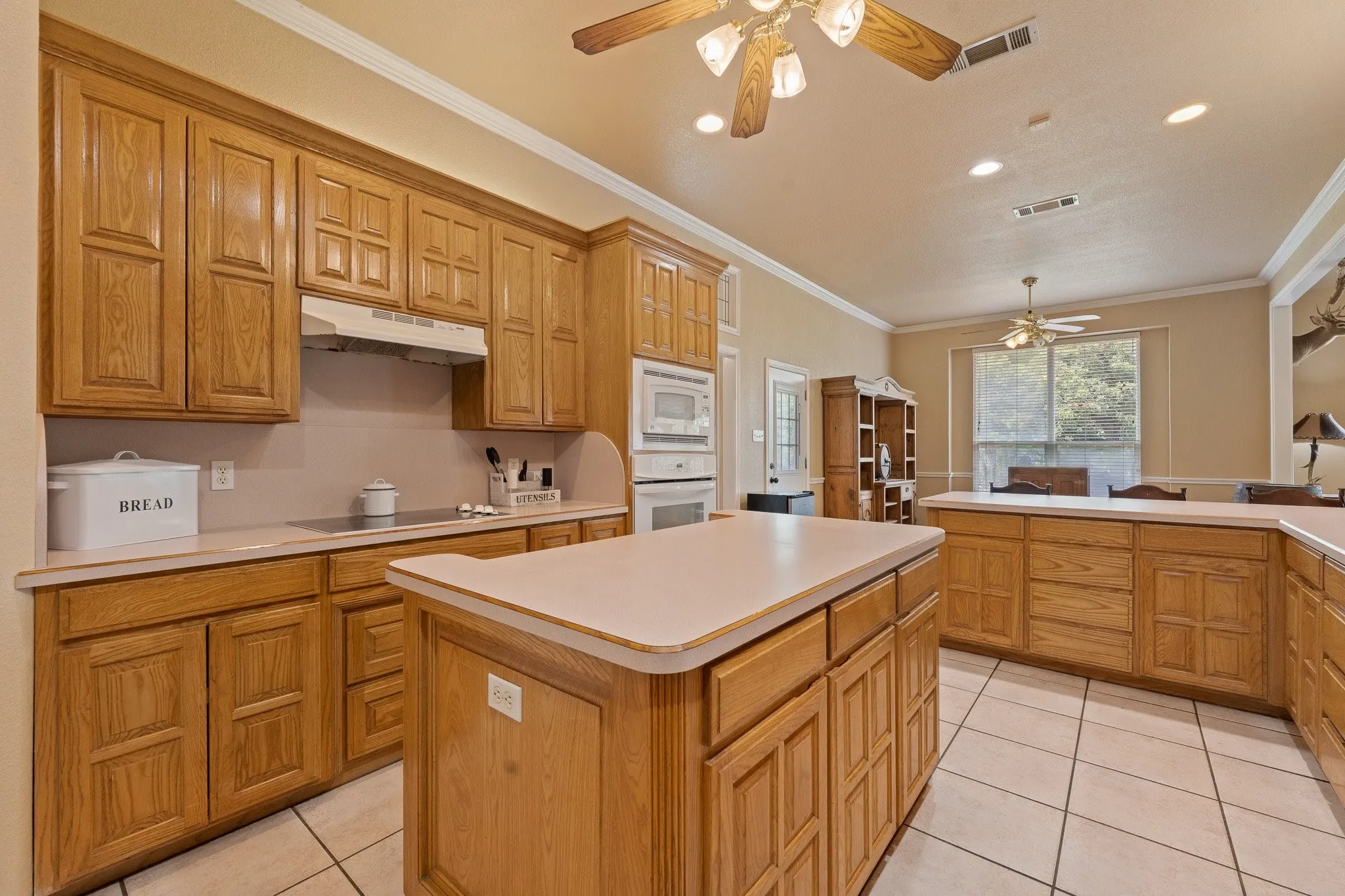 Single Family Residence For Sale in Johnson County , 1701 W Lake Shore Drive, Alvarado, Texas 76009, 3 Bedroom, 3 Bathroom, 2 Garage spaces, 4,121 Sqft, built in 1998, Preowned, mls#21254836, Real Estate Agent in Alvarado, Homes For Sale in Johnson county, Homes For Sale in Alvarado, Realtor in Alvarado Texas, Real Estate Brokerage Independent Realty Texas, Luminita Cordes Realtor