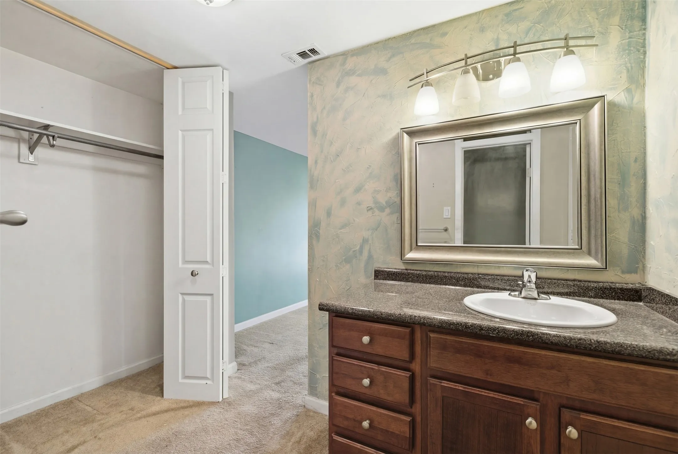 Condominium For Sale in Dallas County , 5981 Arapaho Road 602, Dallas, Texas 75248, 2 Bedroom, 2 Bathroom, Garage spaces, 1,038 Sqft, built in 1980, Preowned, mls#21253664, Real Estate Agent in Dallas, Homes For Sale in Dallas county, Homes For Sale in Dallas, Realtor in Dallas Texas, Real Estate Brokerage Independent Realty Texas, Luminita Cordes Realtor
