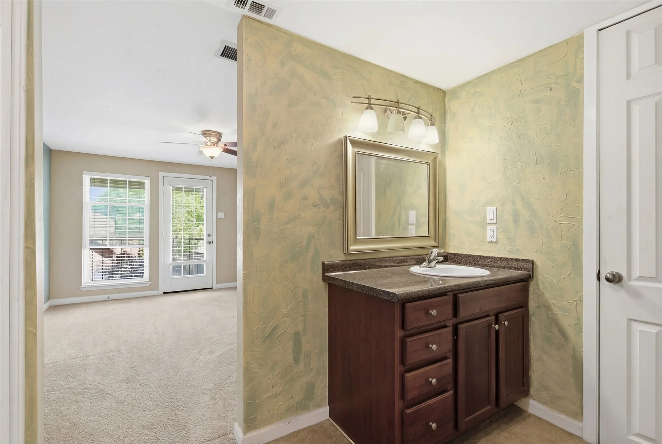 Condominium For Sale in Dallas County , 5981 Arapaho Road 602, Dallas, Texas 75248, 2 Bedroom, 2 Bathroom, Garage spaces, 1,038 Sqft, built in 1980, Preowned, mls#21253664, Real Estate Agent in Dallas, Homes For Sale in Dallas county, Homes For Sale in Dallas, Realtor in Dallas Texas, Real Estate Brokerage Independent Realty Texas, Luminita Cordes Realtor