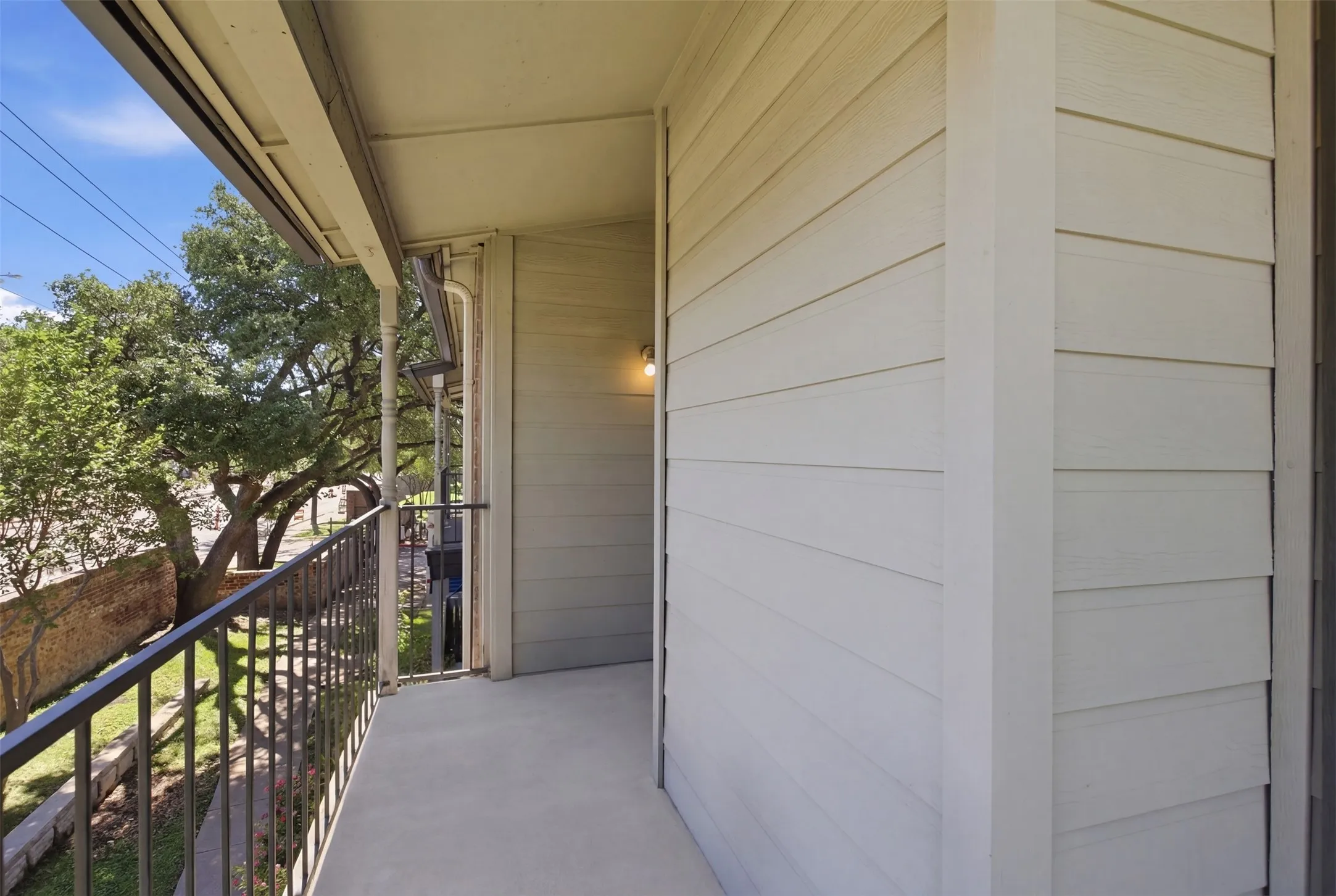 Condominium For Sale in Dallas County , 5981 Arapaho Road 602, Dallas, Texas 75248, 2 Bedroom, 2 Bathroom, Garage spaces, 1,038 Sqft, built in 1980, Preowned, mls#21253664, Real Estate Agent in Dallas, Homes For Sale in Dallas county, Homes For Sale in Dallas, Realtor in Dallas Texas, Real Estate Brokerage Independent Realty Texas, Luminita Cordes Realtor