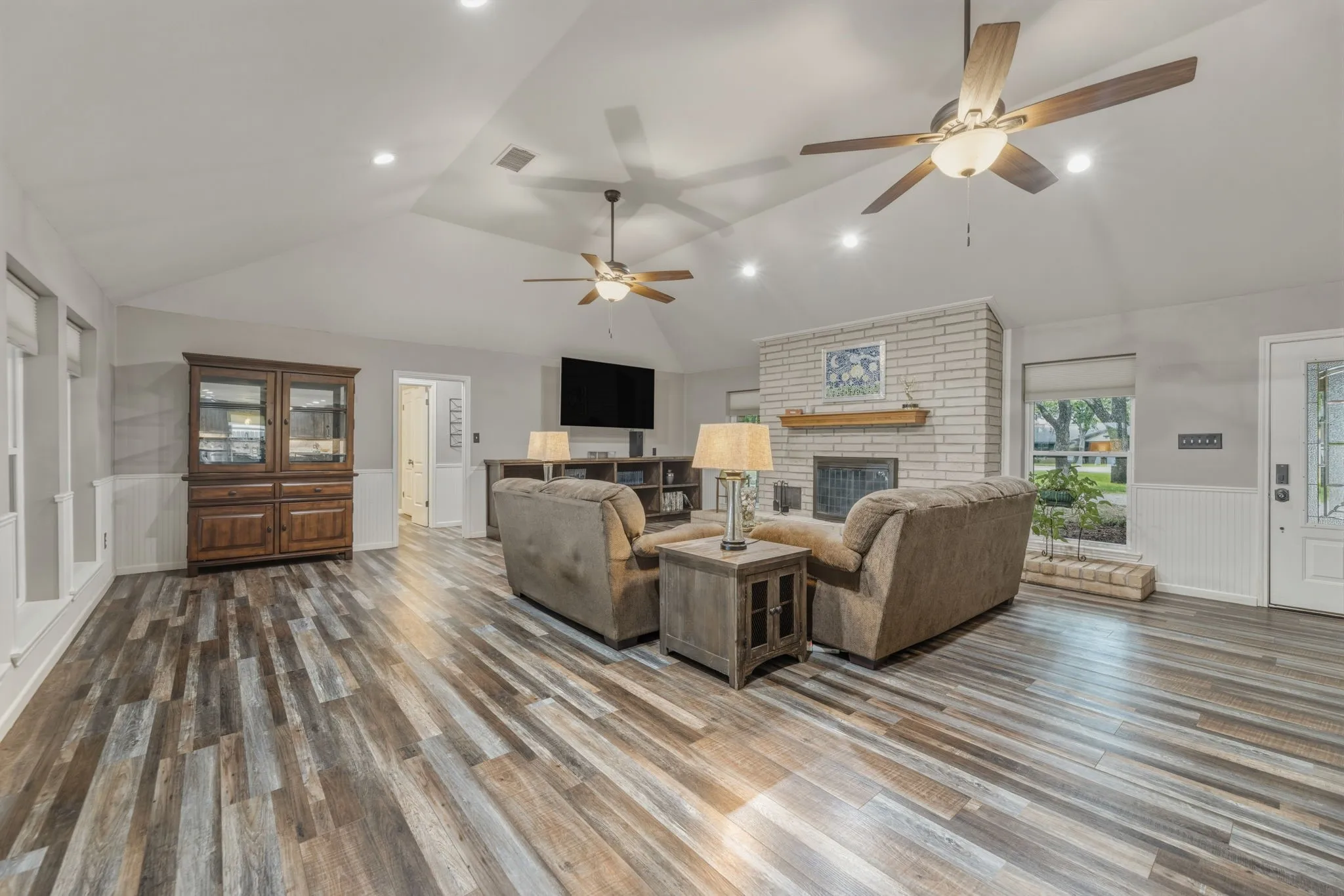 Single Family Residence For Sale in Eastland County , 801 County Road 529, Eastland, Texas 76448, 3 Bedroom, 3 Bathroom, 2 Garage spaces, 2,490 Sqft, built in 1986, Preowned, mls#21256049, Real Estate Agent in Eastland, Homes For Sale in Eastland county, Homes For Sale in Eastland, Realtor in Eastland Texas, Real Estate Brokerage Independent Realty Texas, Luminita Cordes Realtor