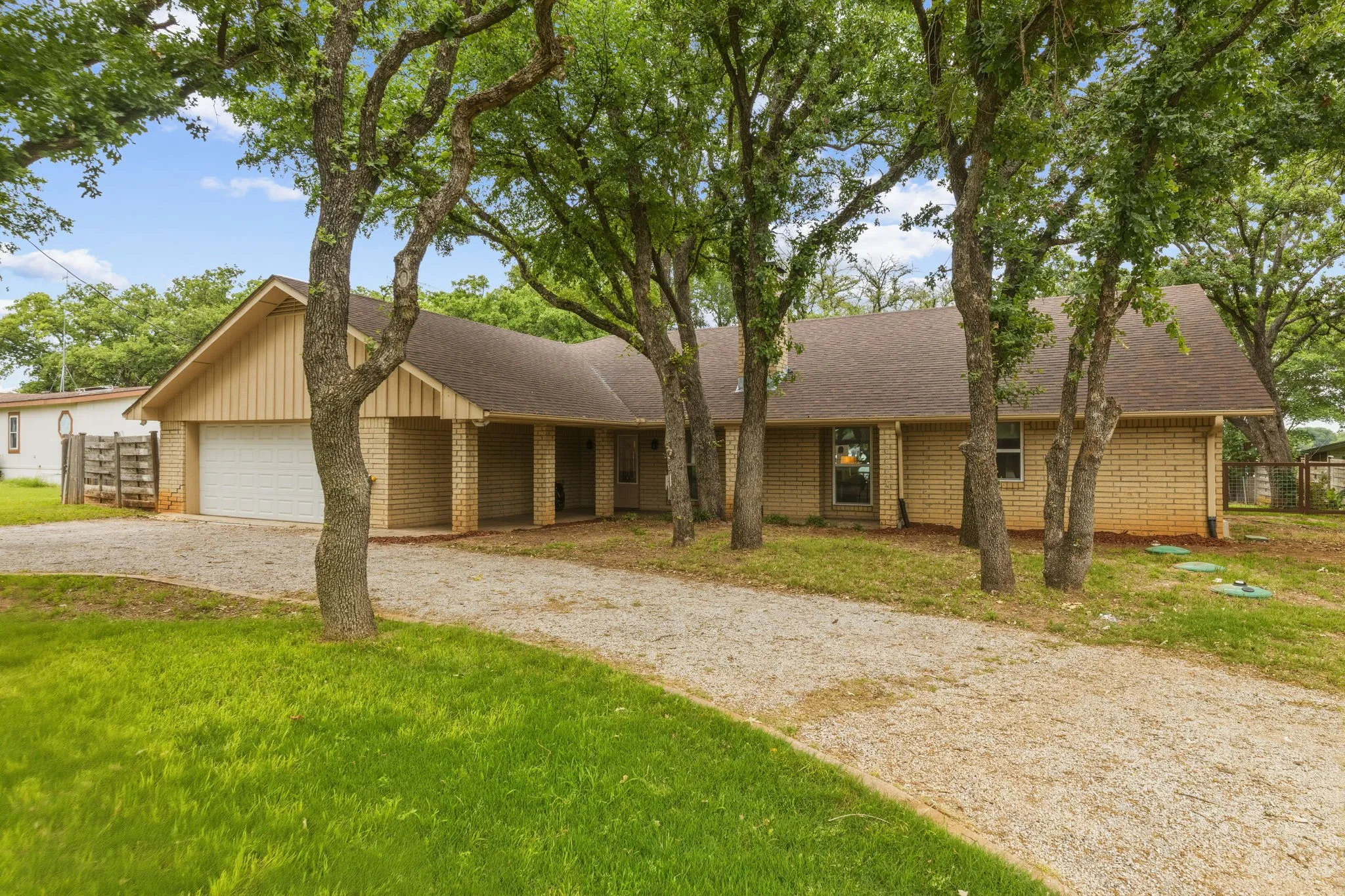 Single Family Residence For Sale in Eastland County , 801 County Road 529, Eastland, Texas 76448, 3 Bedroom, 3 Bathroom, 2 Garage spaces, 2,490 Sqft, built in 1986, Preowned, mls#21256049, Real Estate Agent in Eastland, Homes For Sale in Eastland county, Homes For Sale in Eastland, Realtor in Eastland Texas, Real Estate Brokerage Independent Realty Texas, Luminita Cordes Realtor