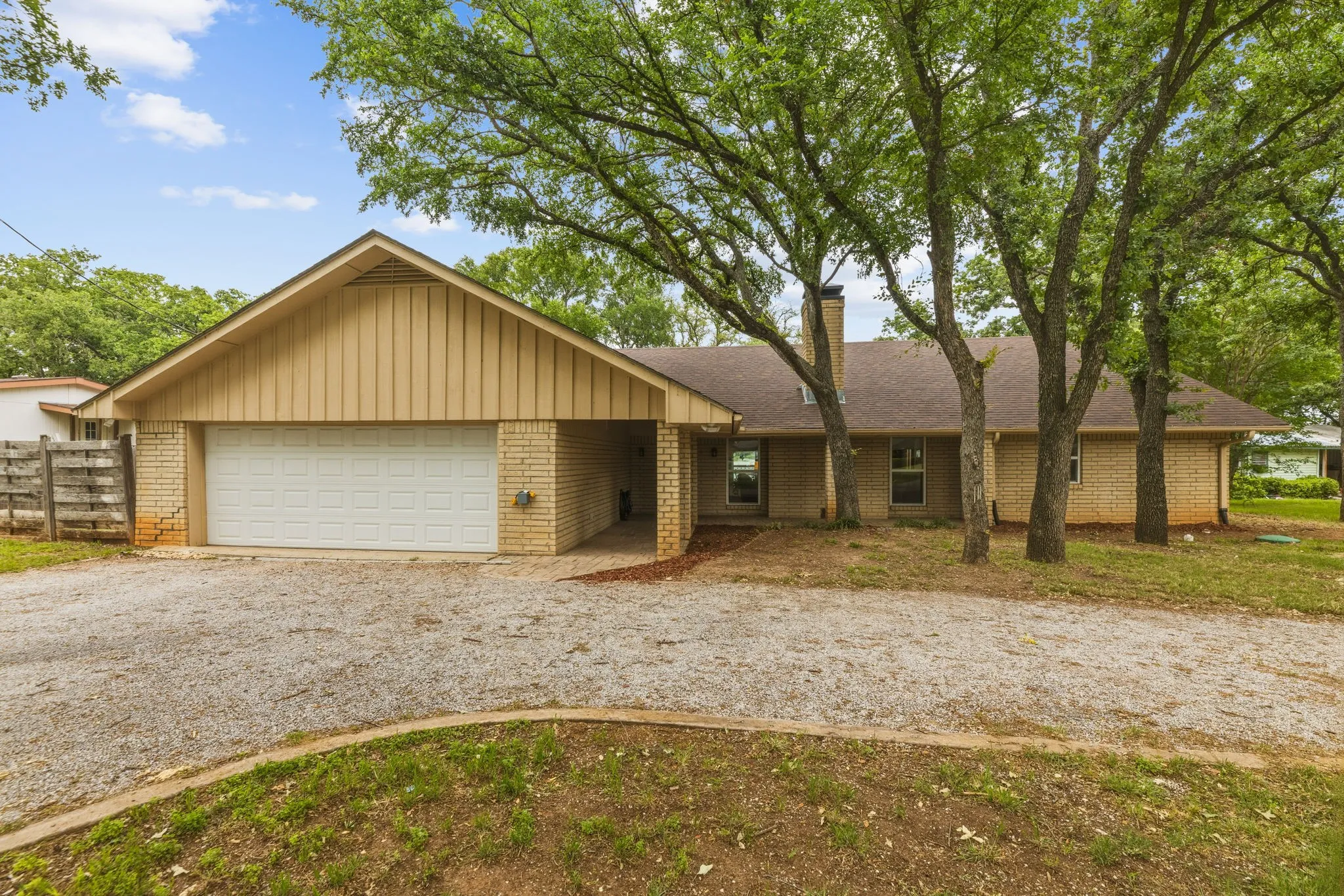 Single Family Residence For Sale in Eastland County , 801 County Road 529, Eastland, Texas 76448, 3 Bedroom, 3 Bathroom, 2 Garage spaces, 2,490 Sqft, built in 1986, Preowned, mls#21256049, Real Estate Agent in Eastland, Homes For Sale in Eastland county, Homes For Sale in Eastland, Realtor in Eastland Texas, Real Estate Brokerage Independent Realty Texas, Luminita Cordes Realtor