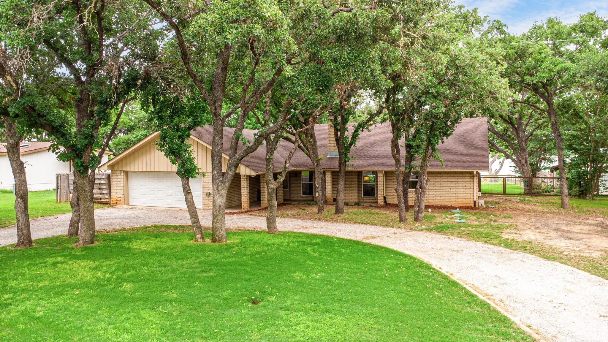 Single Family Residence For Sale in Eastland County , 801 County Road 529, Eastland, Texas 76448, 3 Bedroom, 3 Bathroom, 2 Garage spaces, 2,490 Sqft, built in 1986, Preowned, mls#21256049, Real Estate Agent in Eastland, Homes For Sale in Eastland county, Homes For Sale in Eastland, Realtor in Eastland Texas, Real Estate Brokerage Independent Realty Texas, Luminita Cordes Realtor