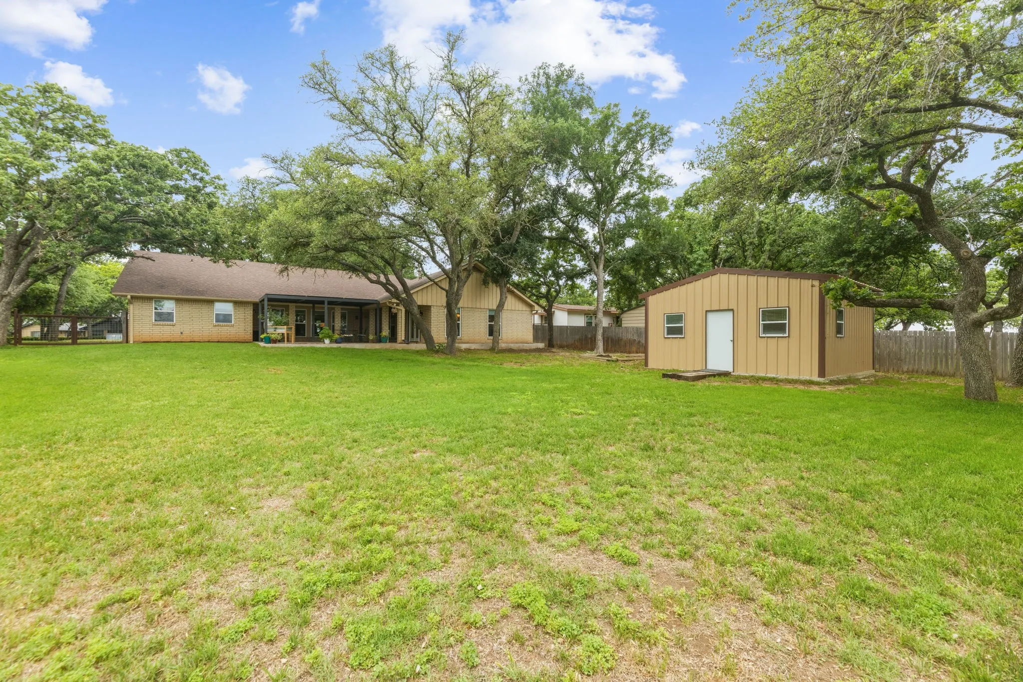 Single Family Residence For Sale in Eastland County , 801 County Road 529, Eastland, Texas 76448, 3 Bedroom, 3 Bathroom, 2 Garage spaces, 2,490 Sqft, built in 1986, Preowned, mls#21256049, Real Estate Agent in Eastland, Homes For Sale in Eastland county, Homes For Sale in Eastland, Realtor in Eastland Texas, Real Estate Brokerage Independent Realty Texas, Luminita Cordes Realtor