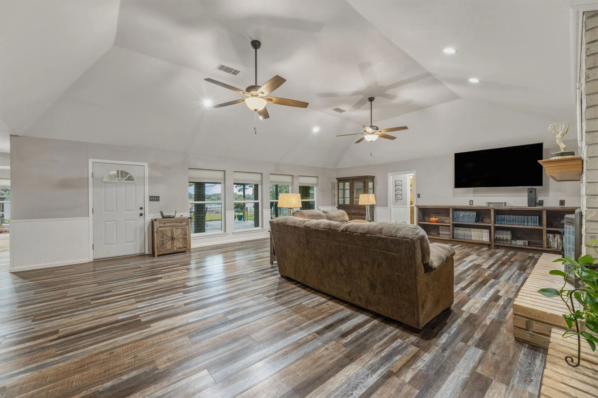 Single Family Residence For Sale in Eastland County , 801 County Road 529, Eastland, Texas 76448, 3 Bedroom, 3 Bathroom, 2 Garage spaces, 2,490 Sqft, built in 1986, Preowned, mls#21256049, Real Estate Agent in Eastland, Homes For Sale in Eastland county, Homes For Sale in Eastland, Realtor in Eastland Texas, Real Estate Brokerage Independent Realty Texas, Luminita Cordes Realtor