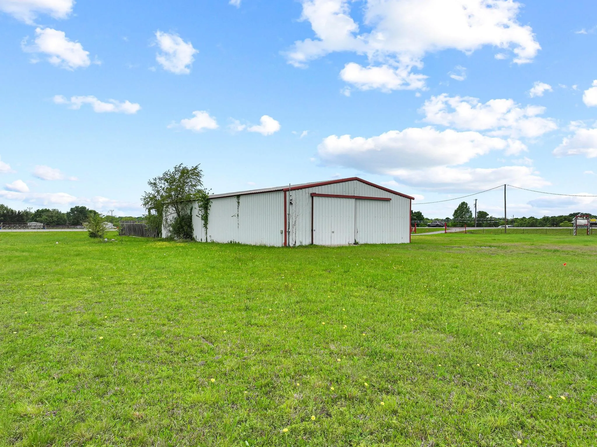 Industrial For Sale in Fannin County , 3301 S State Highway 121, Bonham, Texas 75418, 0, 0, Garage spaces, 4,725 Sqft, built in 1994, Preowned, mls#21240207, Real Estate Agent in Bonham, Homes For Sale in Fannin county, Homes For Sale in Bonham, Realtor in Bonham Texas, Real Estate Brokerage Independent Realty Texas, Luminita Cordes Realtor