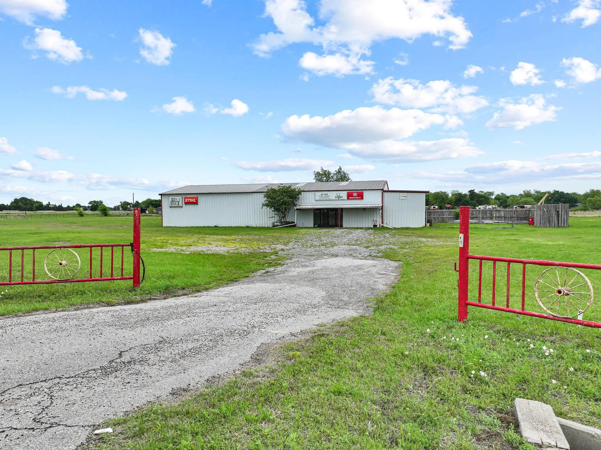 Industrial For Sale in Fannin County , 3301 S State Highway 121, Bonham, Texas 75418, 0, 0, Garage spaces, 4,725 Sqft, built in 1994, Preowned, mls#21240207, Real Estate Agent in Bonham, Homes For Sale in Fannin county, Homes For Sale in Bonham, Realtor in Bonham Texas, Real Estate Brokerage Independent Realty Texas, Luminita Cordes Realtor