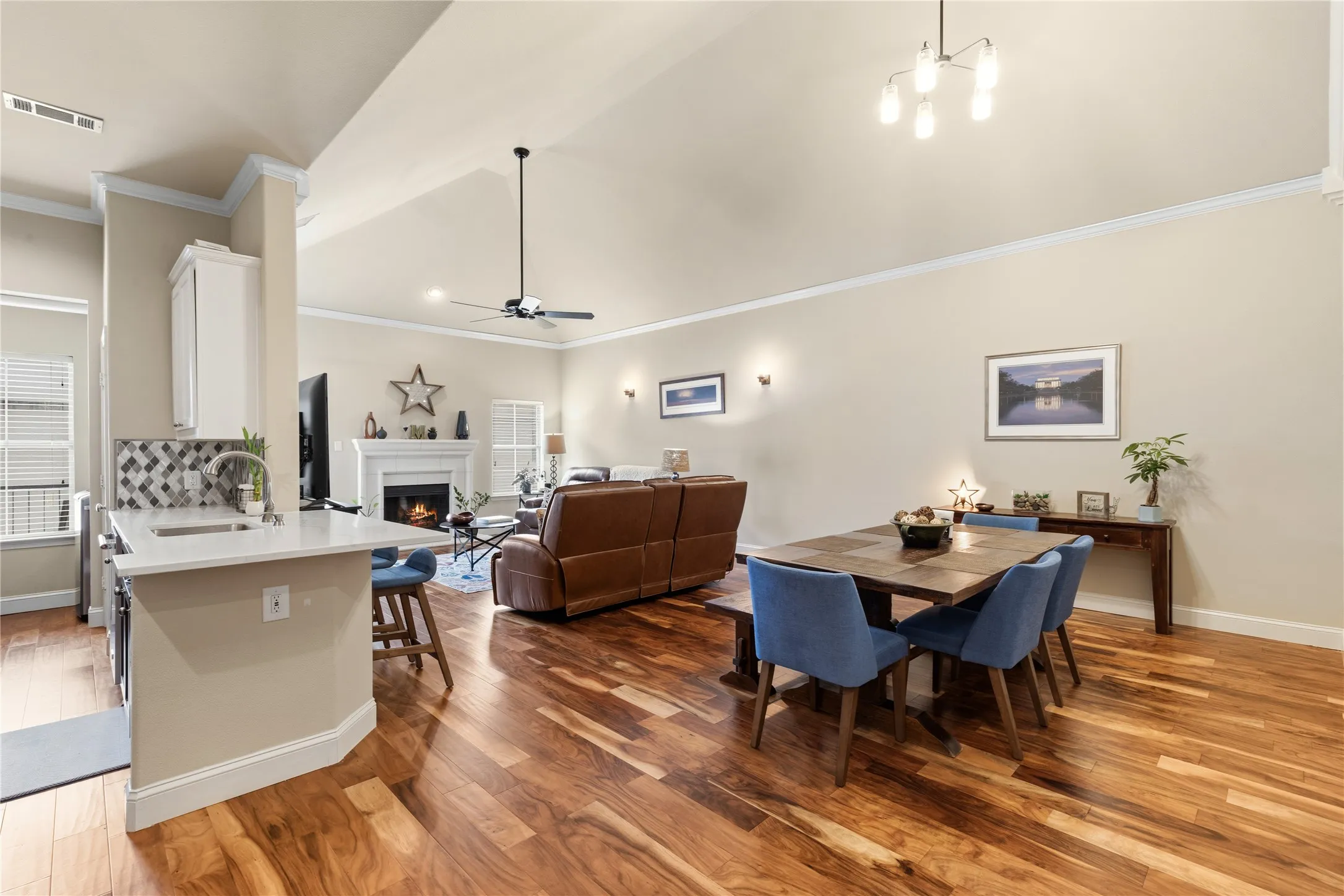 Townhouse For Sale in Dallas County , 8824 Tudor Place, Dallas, Texas 75228, 2 Bedroom, 3 Bathroom, 2 Garage spaces, 1,796 Sqft, built in 2007, Preowned, mls#21256153, Real Estate Agent in Dallas, Homes For Sale in Dallas county, Homes For Sale in Dallas, Realtor in Dallas Texas, Real Estate Brokerage Independent Realty Texas, Luminita Cordes Realtor