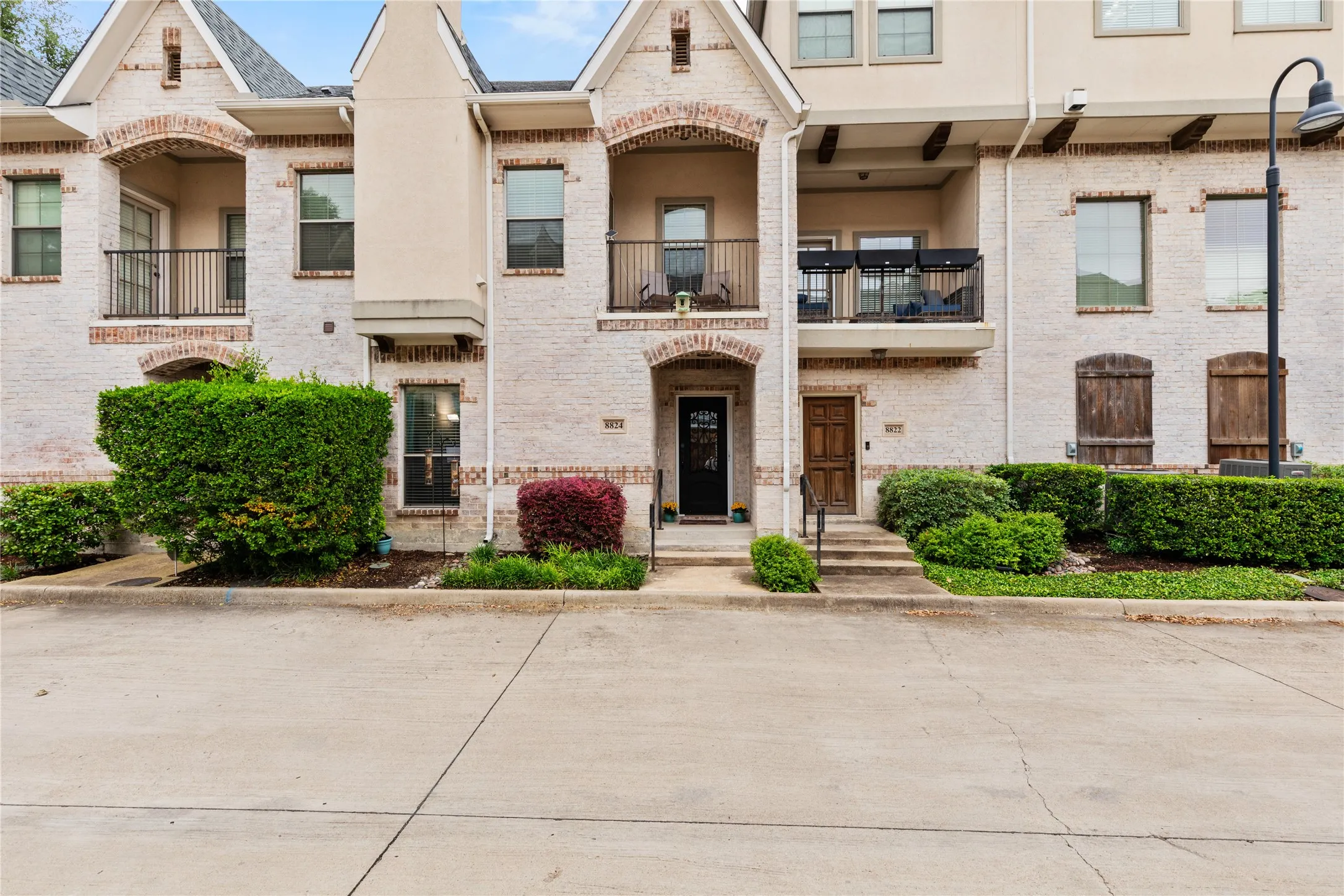 Townhouse For Sale in Dallas County , 8824 Tudor Place, Dallas, Texas 75228, 2 Bedroom, 3 Bathroom, 2 Garage spaces, 1,796 Sqft, built in 2007, Preowned, mls#21256153, Real Estate Agent in Dallas, Homes For Sale in Dallas county, Homes For Sale in Dallas, Realtor in Dallas Texas, Real Estate Brokerage Independent Realty Texas, Luminita Cordes Realtor