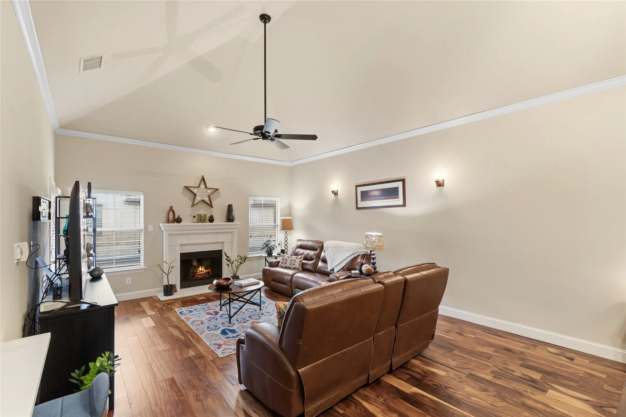 Townhouse For Sale in Dallas County , 8824 Tudor Place, Dallas, Texas 75228, 2 Bedroom, 3 Bathroom, 2 Garage spaces, 1,796 Sqft, built in 2007, Preowned, mls#21256153, Real Estate Agent in Dallas, Homes For Sale in Dallas county, Homes For Sale in Dallas, Realtor in Dallas Texas, Real Estate Brokerage Independent Realty Texas, Luminita Cordes Realtor