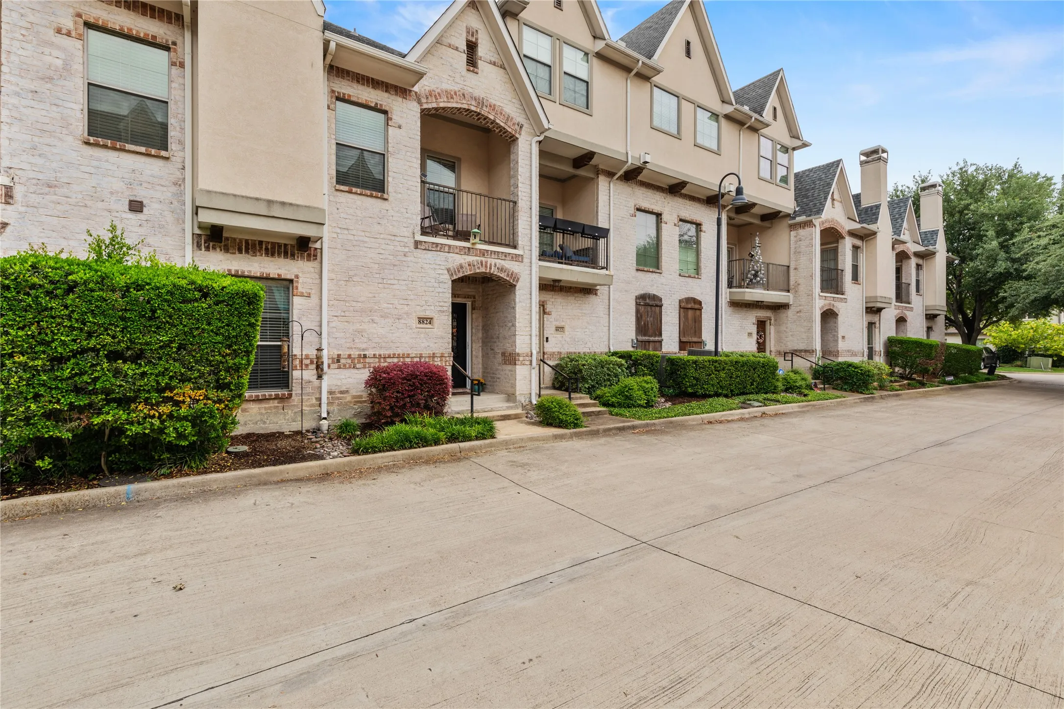 Townhouse For Sale in Dallas County , 8824 Tudor Place, Dallas, Texas 75228, 2 Bedroom, 3 Bathroom, 2 Garage spaces, 1,796 Sqft, built in 2007, Preowned, mls#21256153, Real Estate Agent in Dallas, Homes For Sale in Dallas county, Homes For Sale in Dallas, Realtor in Dallas Texas, Real Estate Brokerage Independent Realty Texas, Luminita Cordes Realtor