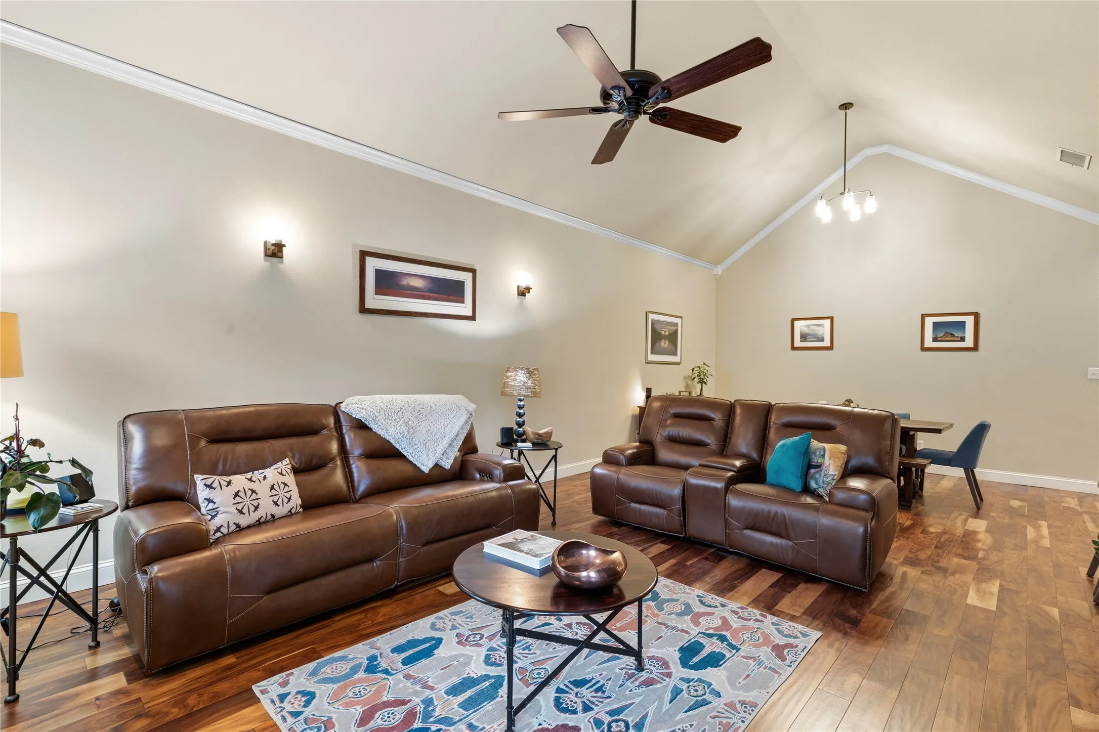 Townhouse For Sale in Dallas County , 8824 Tudor Place, Dallas, Texas 75228, 2 Bedroom, 3 Bathroom, 2 Garage spaces, 1,796 Sqft, built in 2007, Preowned, mls#21256153, Real Estate Agent in Dallas, Homes For Sale in Dallas county, Homes For Sale in Dallas, Realtor in Dallas Texas, Real Estate Brokerage Independent Realty Texas, Luminita Cordes Realtor