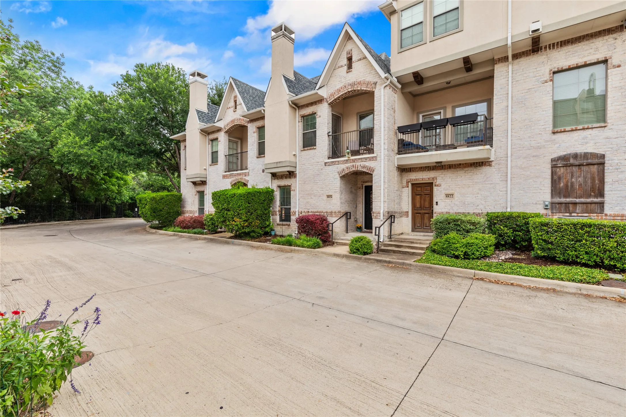 Townhouse For Sale in Dallas County , 8824 Tudor Place, Dallas, Texas 75228, 2 Bedroom, 3 Bathroom, 2 Garage spaces, 1,796 Sqft, built in 2007, Preowned, mls#21256153, Real Estate Agent in Dallas, Homes For Sale in Dallas county, Homes For Sale in Dallas, Realtor in Dallas Texas, Real Estate Brokerage Independent Realty Texas, Luminita Cordes Realtor