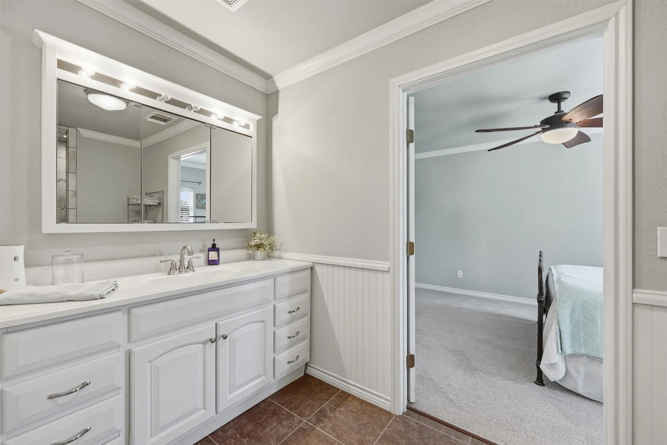 Ensuite full bath to bedroom 2