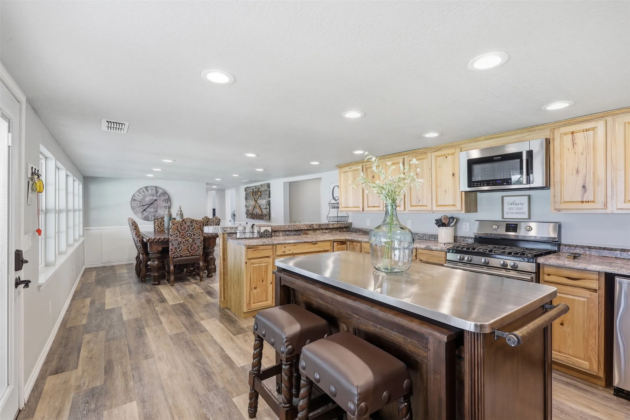 Single Family Residence For Sale in Eastland County , 125 County Road 596, Eastland, Texas 76448, 4 Bedroom, 3 Bathroom, Garage spaces, 2,380 Sqft, built in 1990, Preowned, mls#21246487, Real Estate Agent in Eastland, Homes For Sale in Eastland county, Homes For Sale in Eastland, Realtor in Eastland Texas, Real Estate Brokerage Independent Realty Texas, Luminita Cordes Realtor