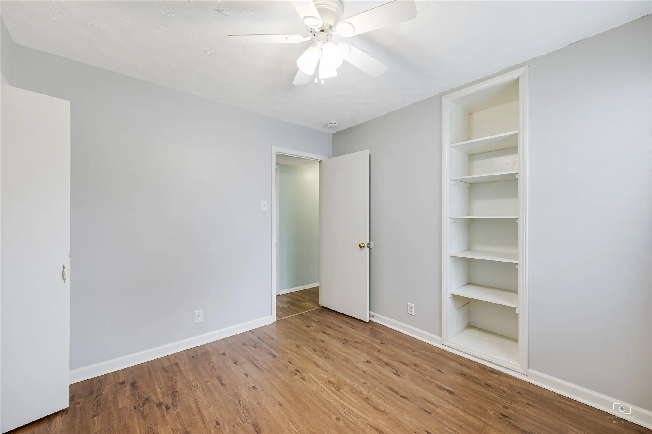 Built-in bookshelves as well in this bedroom which is ideal for books, collectable, games, toys etc and lighted ceilin fan which is in all bedrooms!