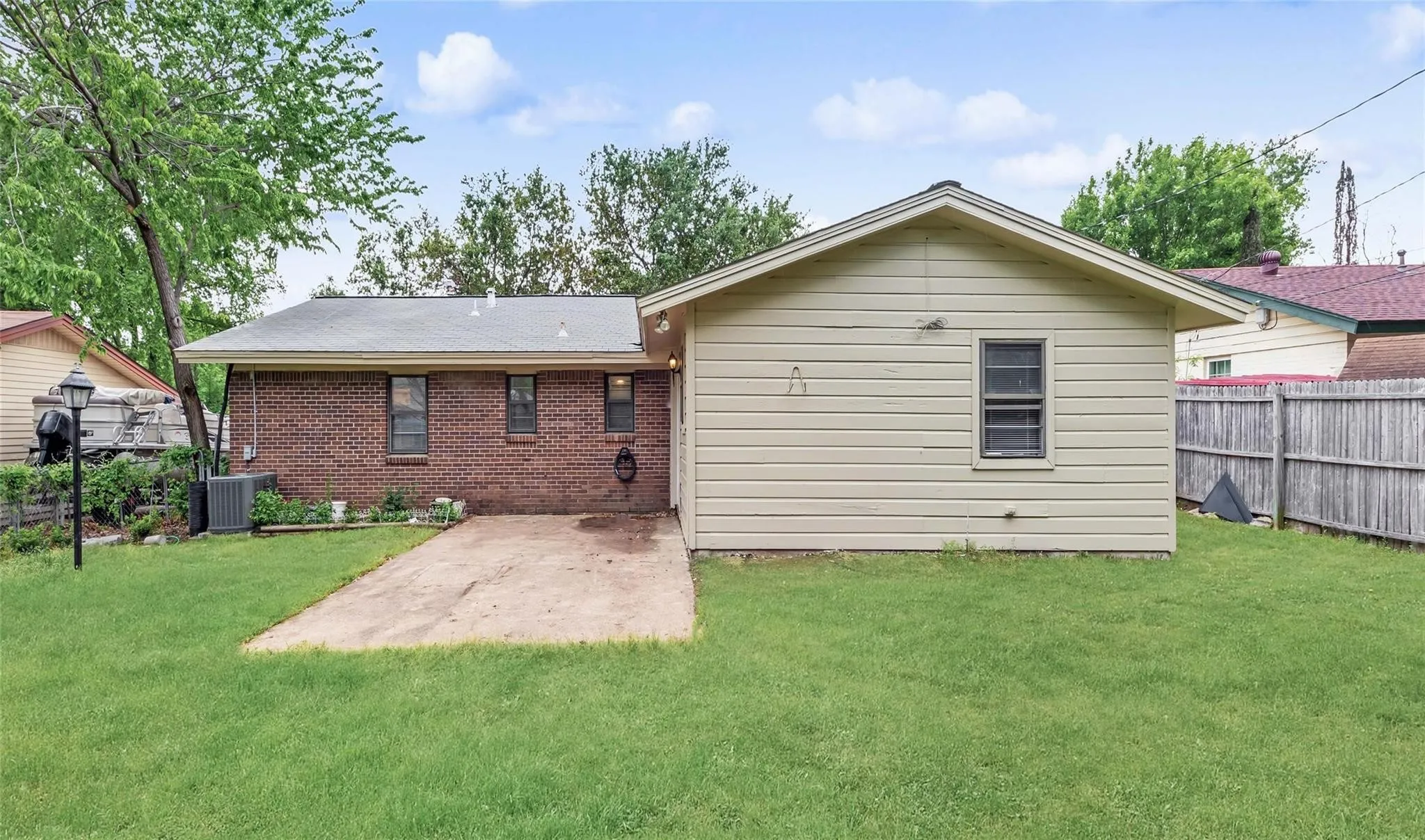 Single Family Residence For Rent in Dallas County , 2717 Wesleyan Drive, Irving, Texas 75062, 4 Bedroom, 2 Bathroom, Garage spaces, 1,603 Sqft, built in 1960, Price $1,995, mls#21256248, Real Estate Agent in Irving, Homes For Rent in Dallas county, Homes For Rent in Irving, Realtor in Irving Texas, Real Estate Brokerage Independent Realty Texas, Luminita Cordes Realtor
