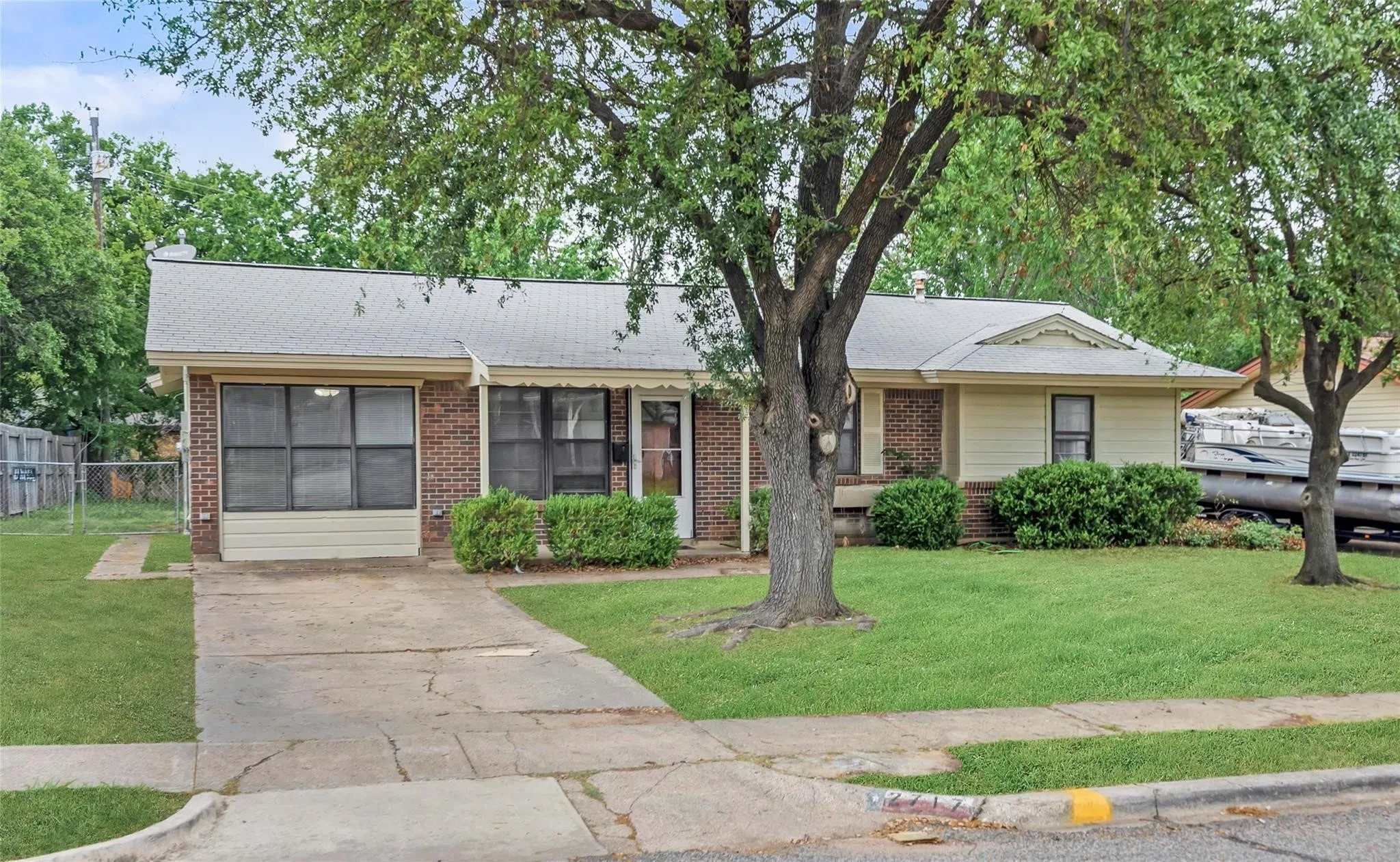 Single Family Residence For Rent in Dallas County , 2717 Wesleyan Drive, Irving, Texas 75062, 4 Bedroom, 2 Bathroom, Garage spaces, 1,603 Sqft, built in 1960, Price $1,995, mls#21256248, Real Estate Agent in Irving, Homes For Rent in Dallas county, Homes For Rent in Irving, Realtor in Irving Texas, Real Estate Brokerage Independent Realty Texas, Luminita Cordes Realtor