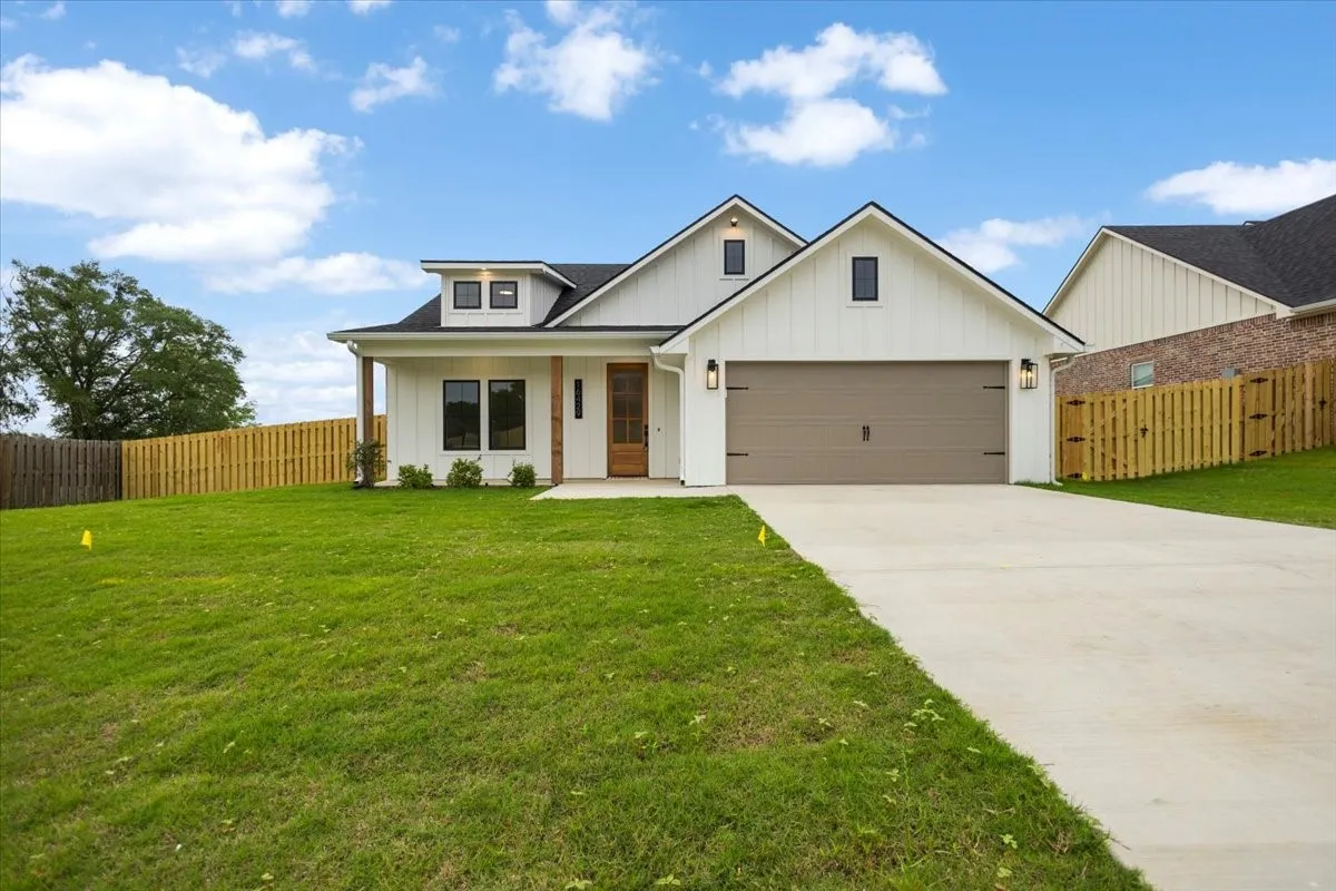 Single Family Residence For Sale in Smith County , 16429 Clearview Drive, Lindale, Texas 75771, 5 Bedroom, 3 Bathroom, 2 Garage spaces, 2,401 Sqft, built in 2026, mls#21256262, Real Estate Agent in Lindale, Homes For Sale in Smith county, Homes For Sale in Lindale, Realtor in Lindale Texas, Real Estate Brokerage Independent Realty Texas, Luminita Cordes Realtor