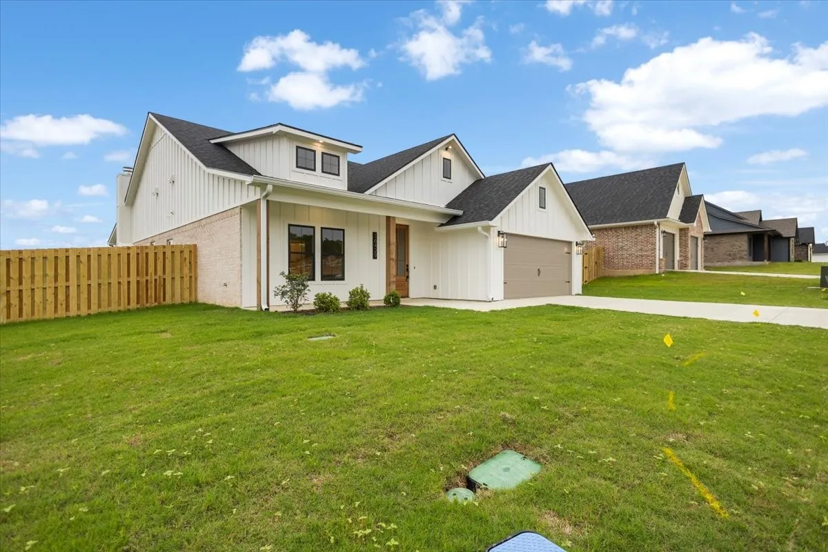Single Family Residence For Sale in Smith County , 16429 Clearview Drive, Lindale, Texas 75771, 5 Bedroom, 3 Bathroom, 2 Garage spaces, 2,401 Sqft, built in 2026, mls#21256262, Real Estate Agent in Lindale, Homes For Sale in Smith county, Homes For Sale in Lindale, Realtor in Lindale Texas, Real Estate Brokerage Independent Realty Texas, Luminita Cordes Realtor