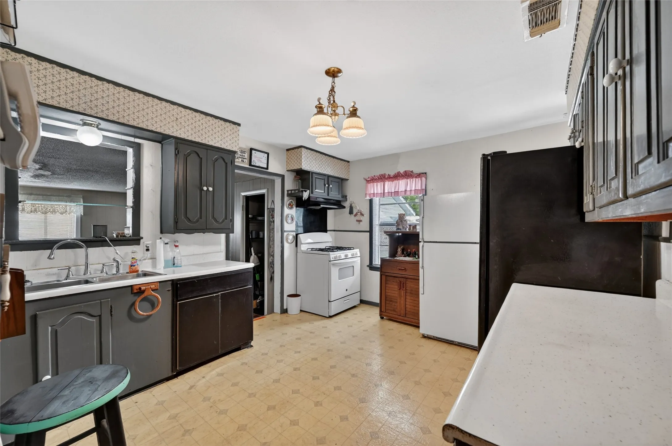 Retail For Sale in Dallas County , 207 Hood Street, Cedar Hill, Texas 75104, 0, 0, Garage spaces, 0 Sqft, built in 1954, Preowned, Price $299,999, mls#21255904, Real Estate Agent in Cedar Hill, Homes For Sale in Dallas county, Homes For Sale in Cedar Hill, Realtor in Cedar Hill Texas, Real Estate Brokerage Independent Realty Texas, Luminita Cordes Realtor