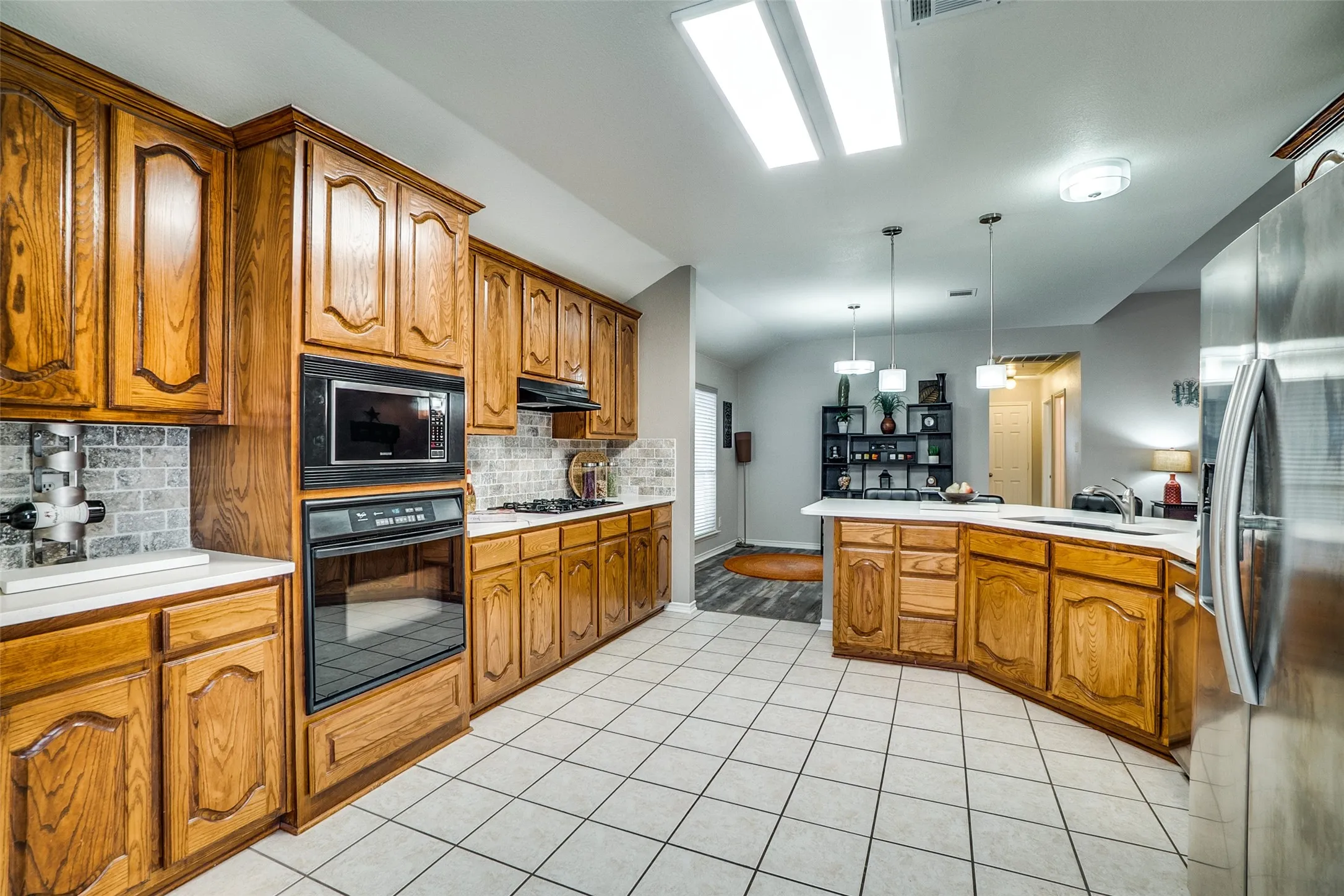 Single Family Residence For Sale in Collin County , 15555 Wrangler Drive, Frisco, Texas 75035, 3 Bedroom, 2 Bathroom, 2 Garage spaces, 1,814 Sqft, built in 2004, Preowned, mls#21254215, Real Estate Agent in Frisco, Homes For Sale in Collin county, Homes For Sale in Frisco, Realtor in Frisco Texas, Real Estate Brokerage Independent Realty Texas, Luminita Cordes Realtor