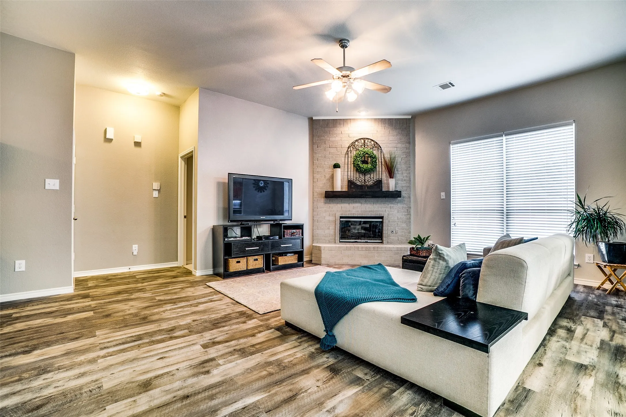 Single Family Residence For Sale in Collin County , 15555 Wrangler Drive, Frisco, Texas 75035, 3 Bedroom, 2 Bathroom, 2 Garage spaces, 1,814 Sqft, built in 2004, Preowned, mls#21254215, Real Estate Agent in Frisco, Homes For Sale in Collin county, Homes For Sale in Frisco, Realtor in Frisco Texas, Real Estate Brokerage Independent Realty Texas, Luminita Cordes Realtor