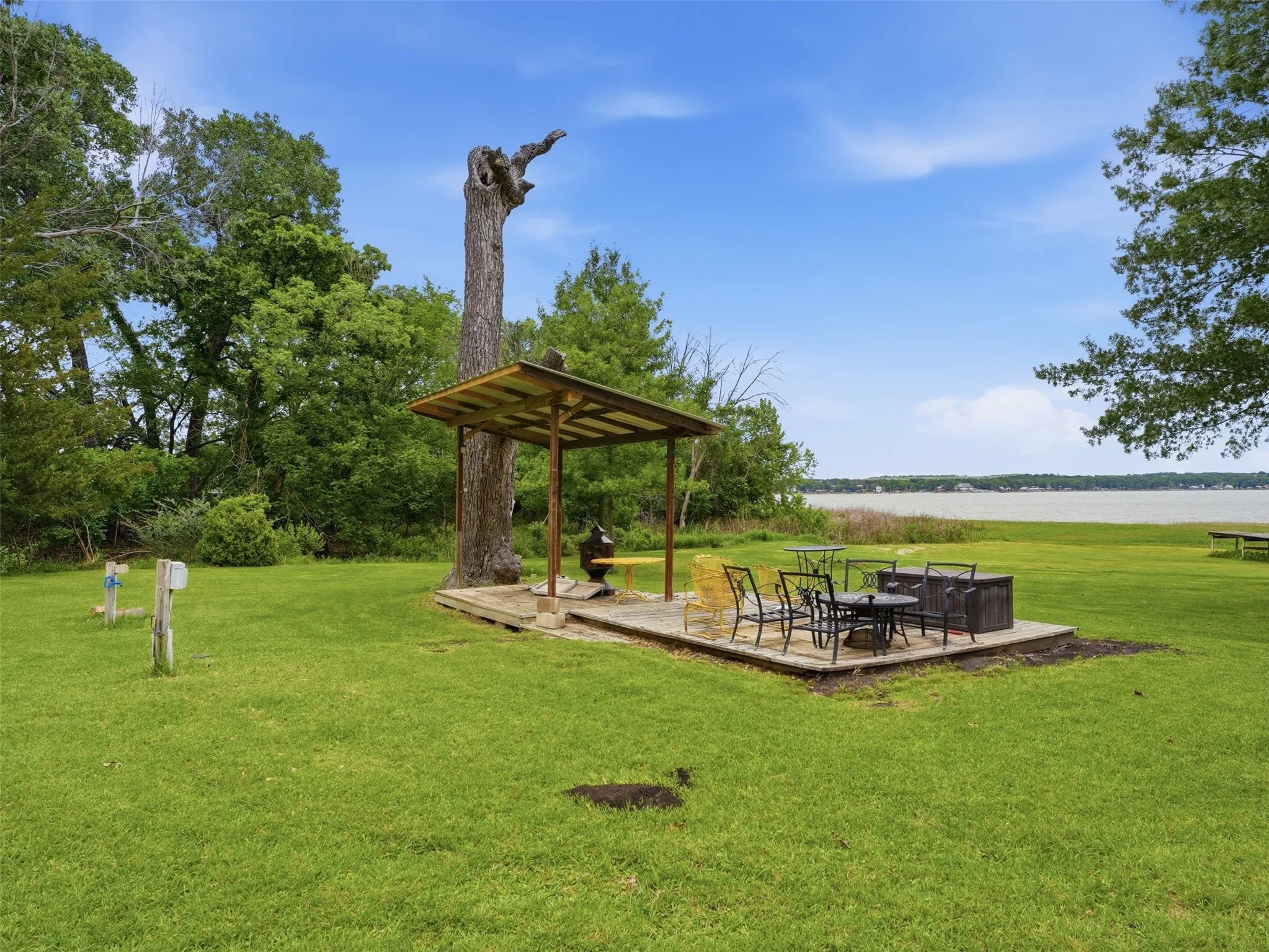 Single Family Residence For Sale in Parker County , 542 W Lake Drive, Weatherford, Texas 76087, 1 Bedroom, 1 Bathroom, Garage spaces, 600 Sqft, built in 1977, Price $295,000, mls#21256287, Real Estate Agent in Weatherford, Homes For Sale in Parker county, Homes For Sale in Weatherford, Realtor in Weatherford Texas, Real Estate Brokerage Independent Realty Texas, Luminita Cordes Realtor